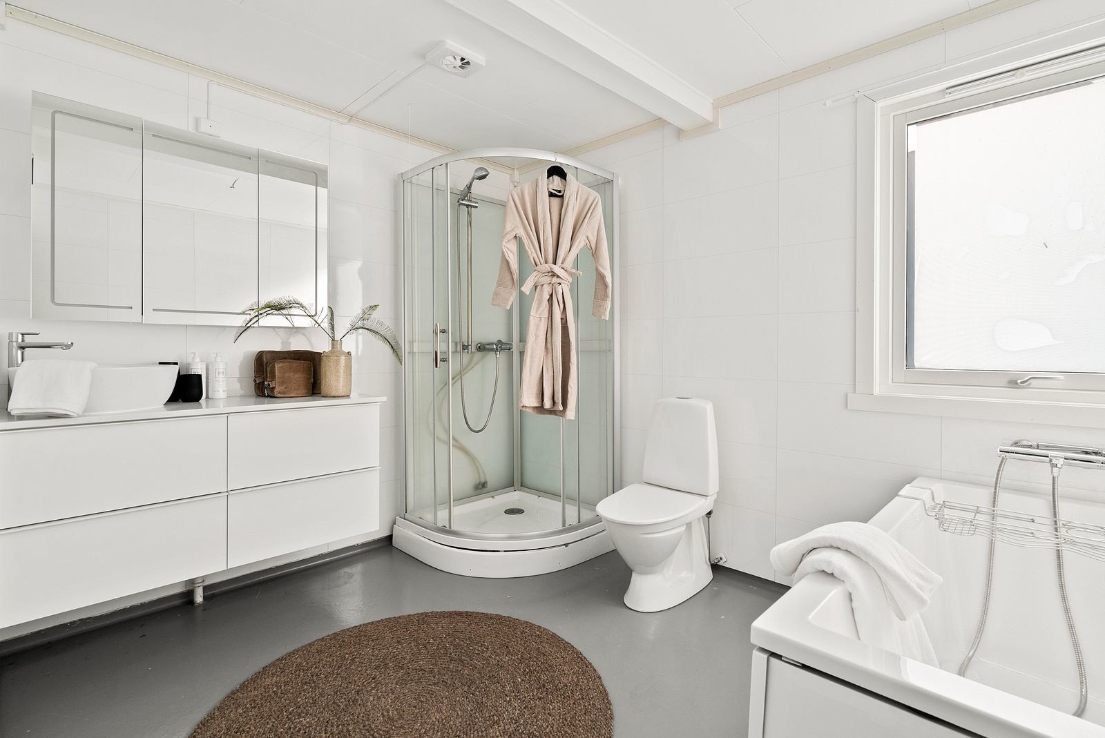 Badet er utstyrt med dusjkabinett, toalett, servant på skapinnredning og badekar. Alt nytt i 2021 Galleribilde