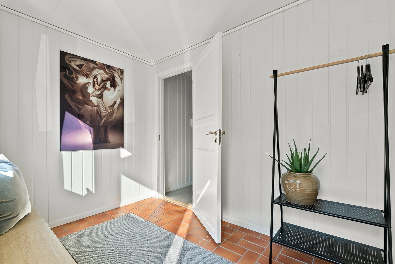 Lys entrè med plass til klesoppheng Galleribilde