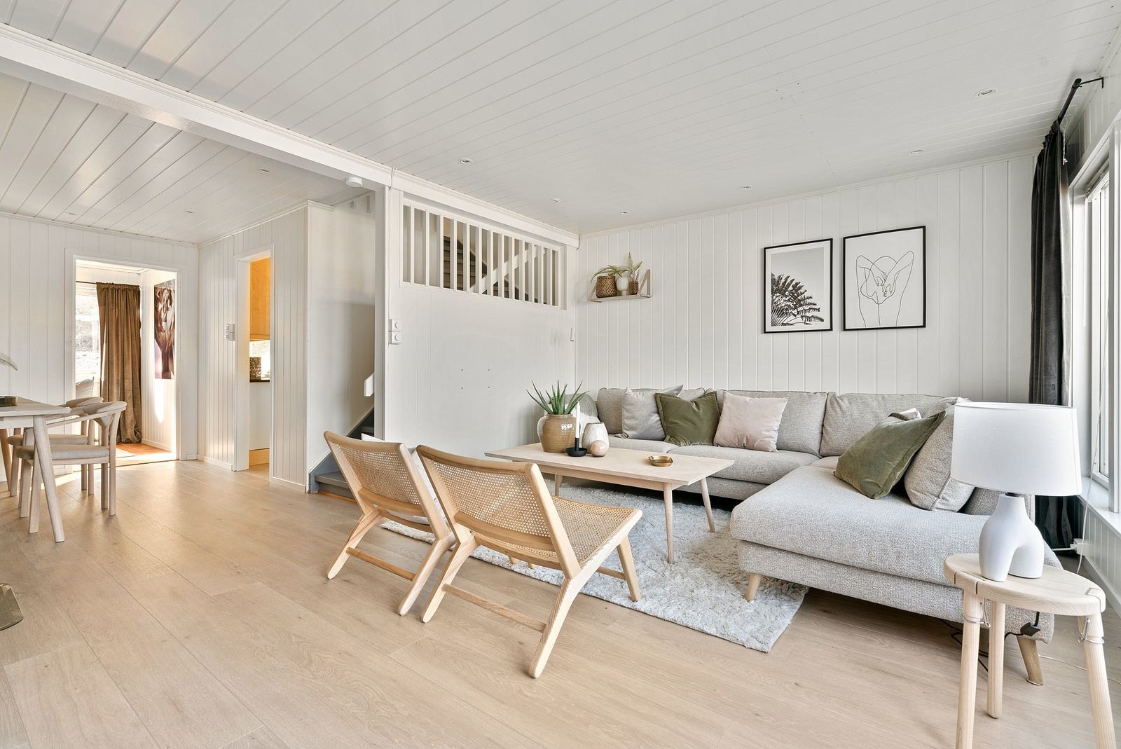 Stuen er lys og innbydende med en god atmosfære Galleribilde