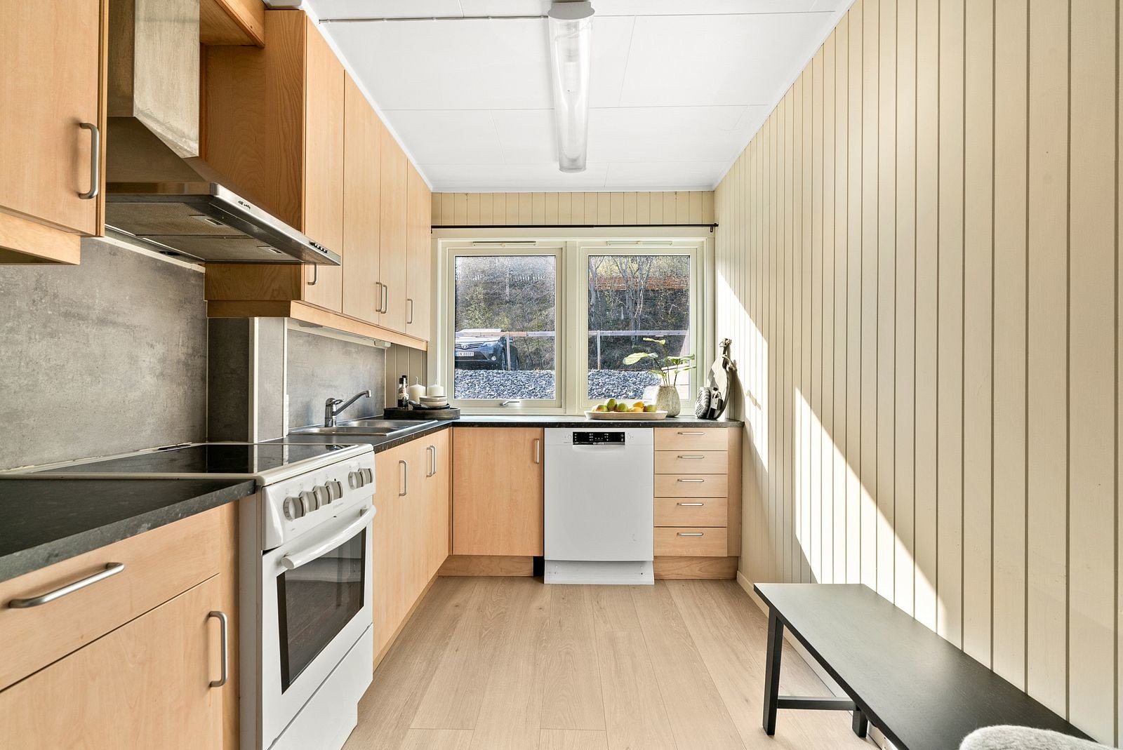 Kjøkkeninnredningen har folierte fronter og skrog, laminat benkeplate, rustfritt benkebeslag med 2 kummer, det medfølger oppvaskmaskin som er ca 1 a r, komfyr og kjøleskap. Galleribilde