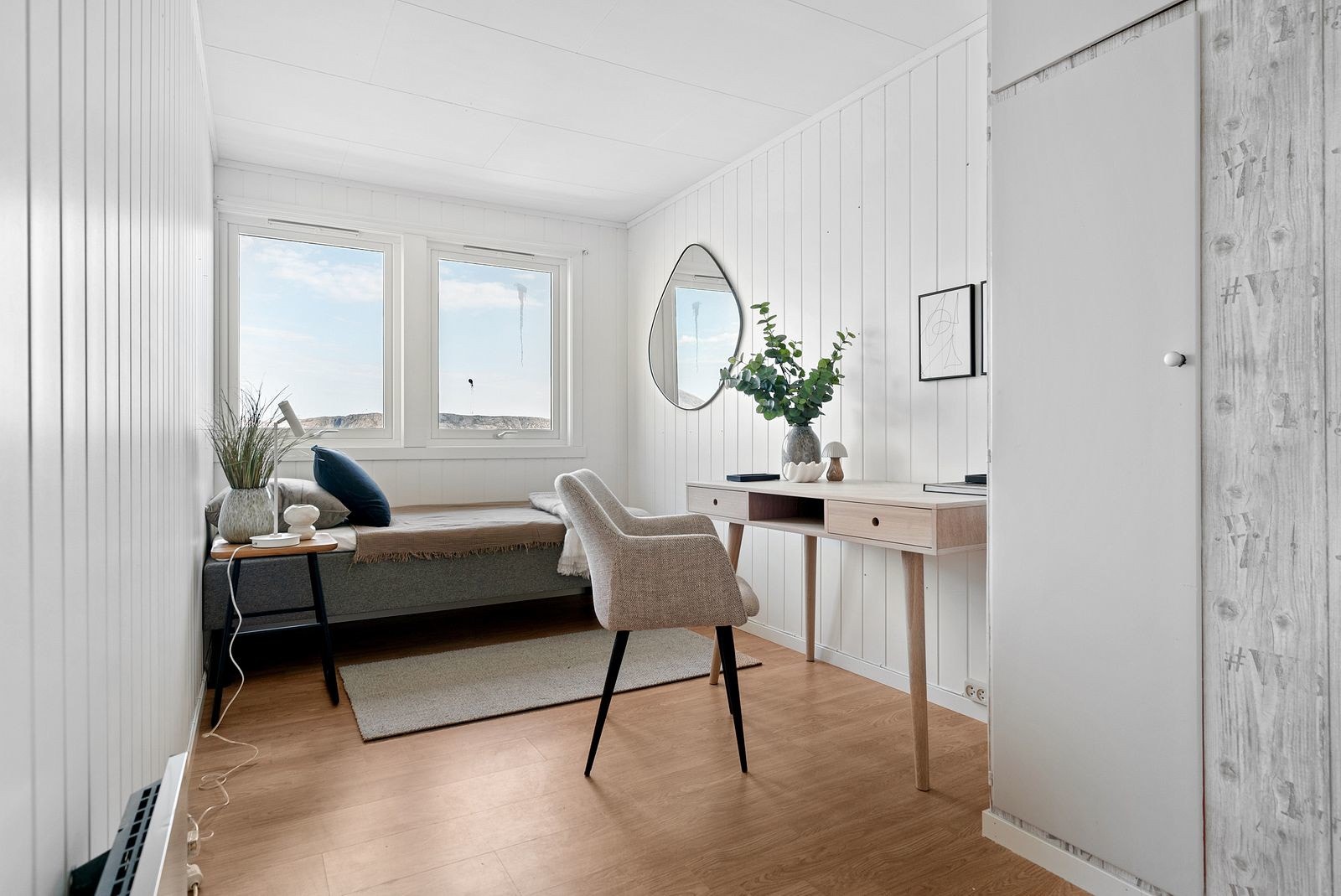 Soverom 2 er lyst, romslig og innredet med plassbygd garderobeskap Galleribilde