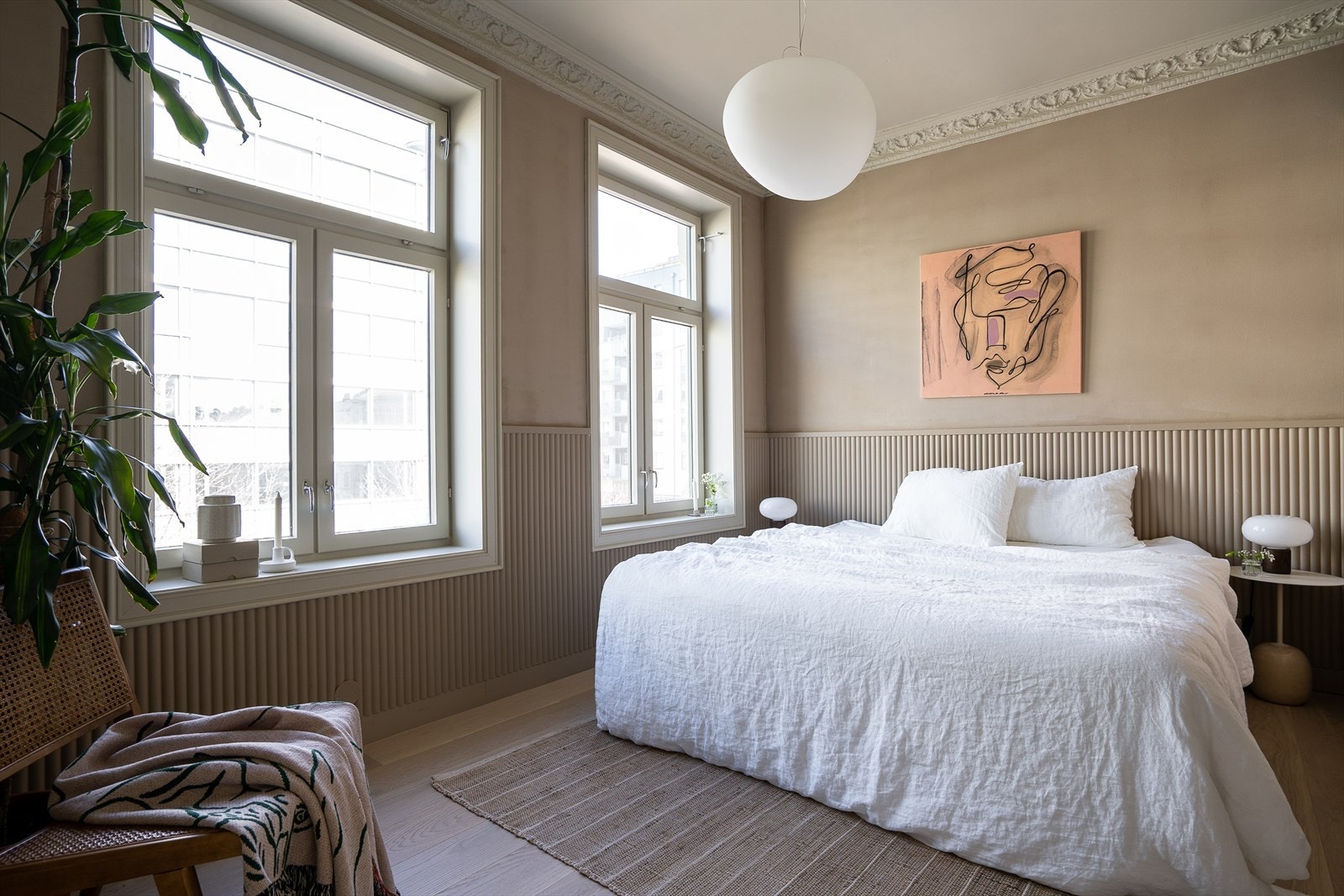 Stort og luftig hovedsoverom med lekre detaljer og store vindusflater Galleribilde