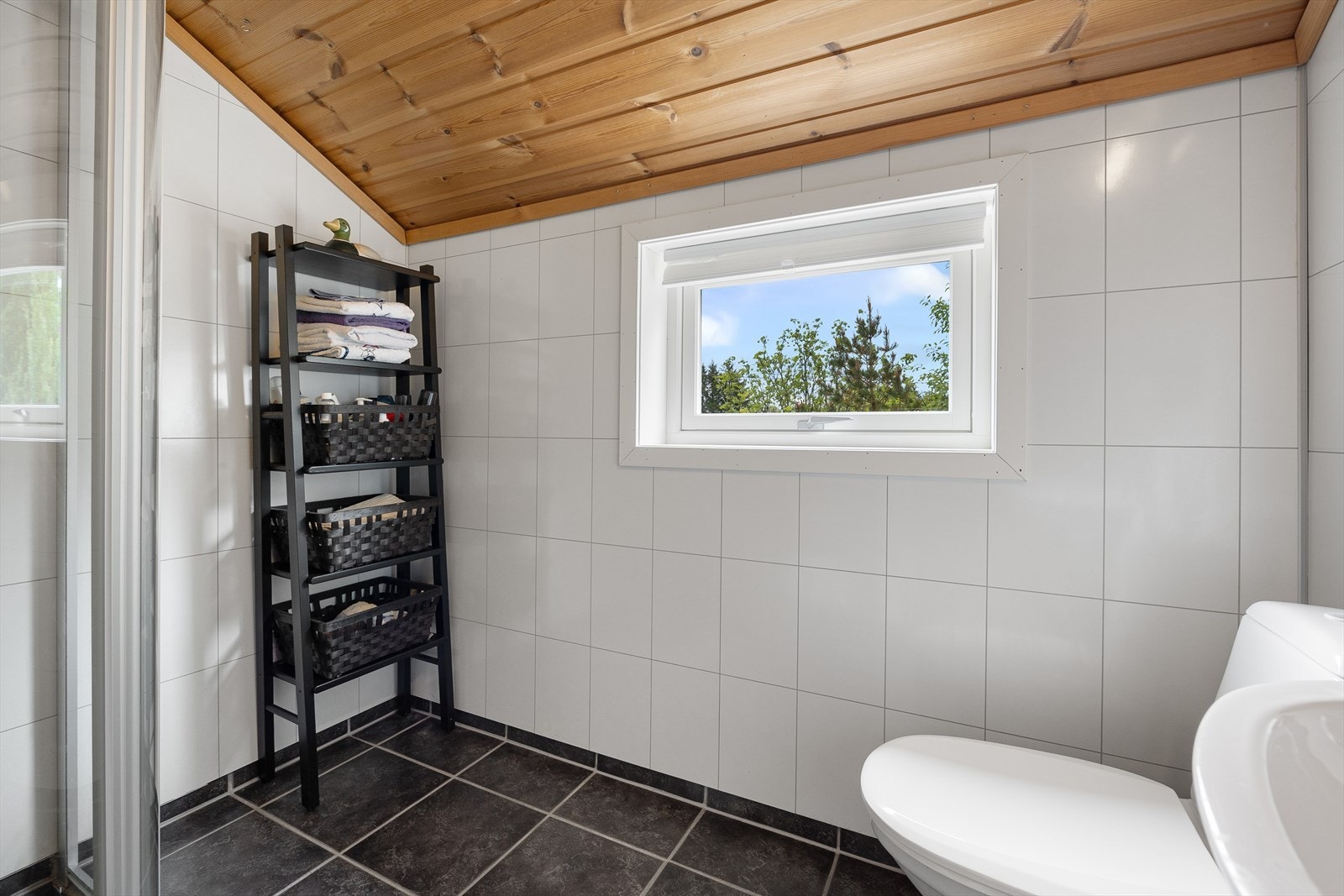 Rommet er av god størrelse og er innredet med dusj, wc og servant. Galleribilde
