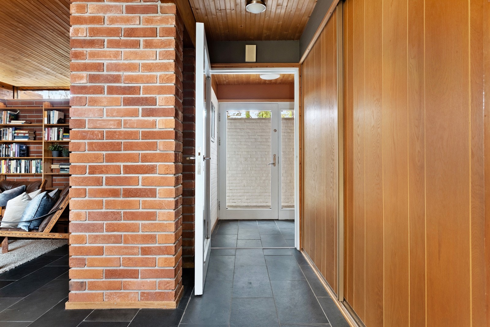 Entré med vindgang og garderobeskap. Galleribilde