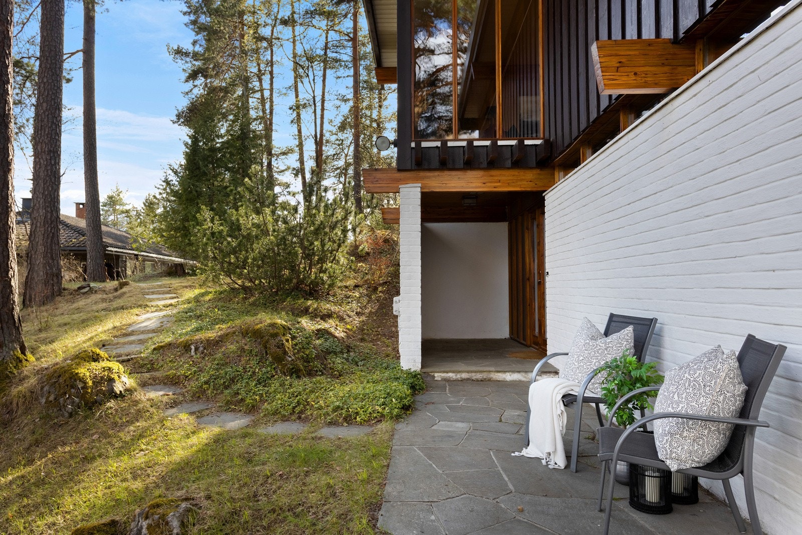 Hovedinngang med skiferplatting og overbygg over døren. Galleribilde