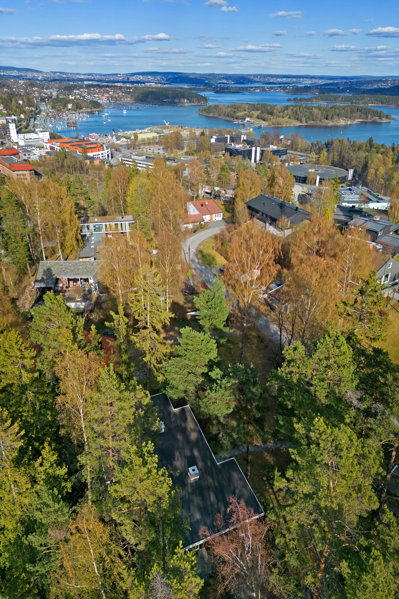 Jongskollen har nærhet til sjø og by. Vi sees kanskje på visning? Galleribilde