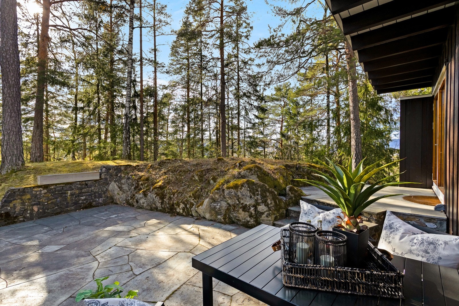 Usjenert og skjermet uteplass. Galleribilde