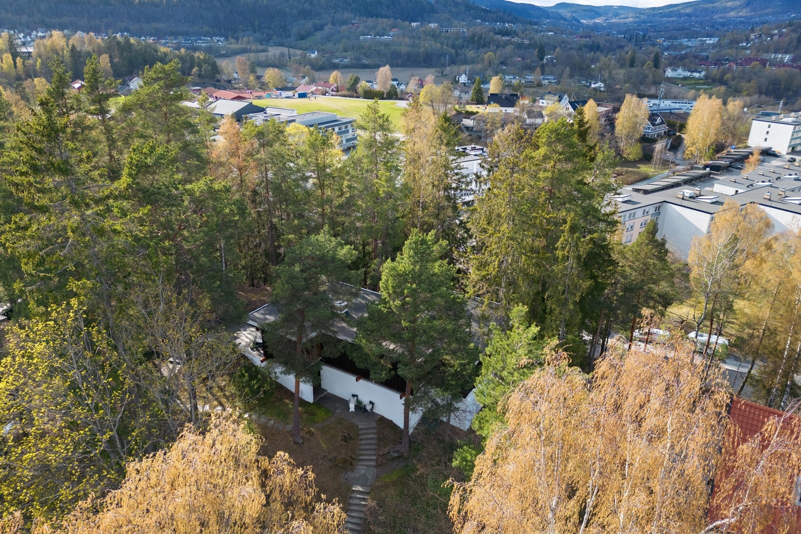 Det er gode solforhold på eiendommen, men det er en del vegetasjon/trær som kan tynnes ut etter behov og ønsker. Galleribilde