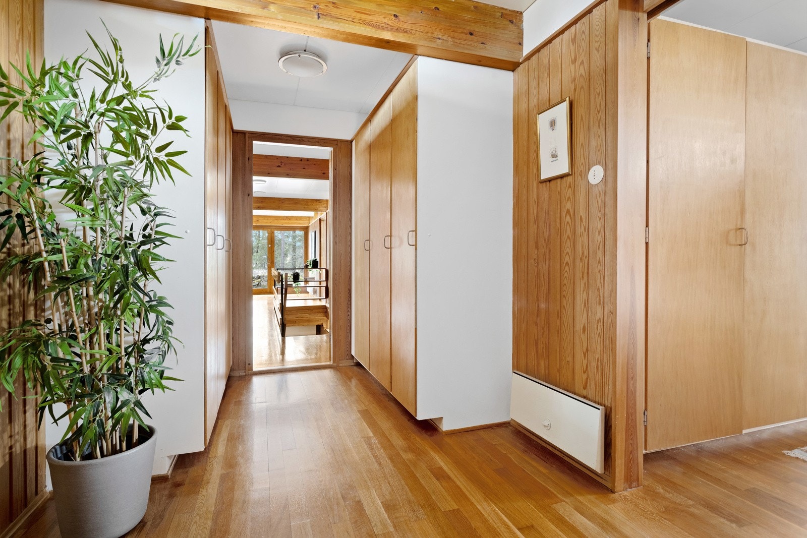 Omkledningsrom med gjennomgang til hovedsoverommet og bad. Galleribilde