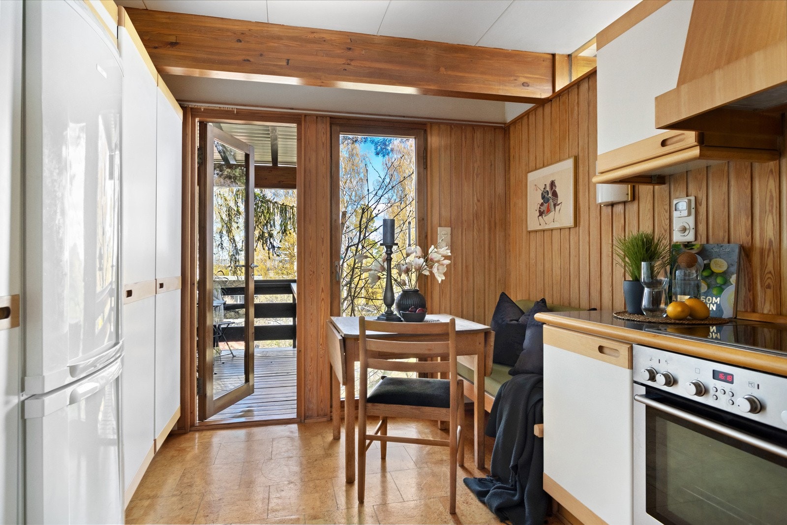 Et koselig kjøkken med spiseplass, og utgang til balkong med fjordutsikt - her kan man ta morgenkaffen! Galleribilde