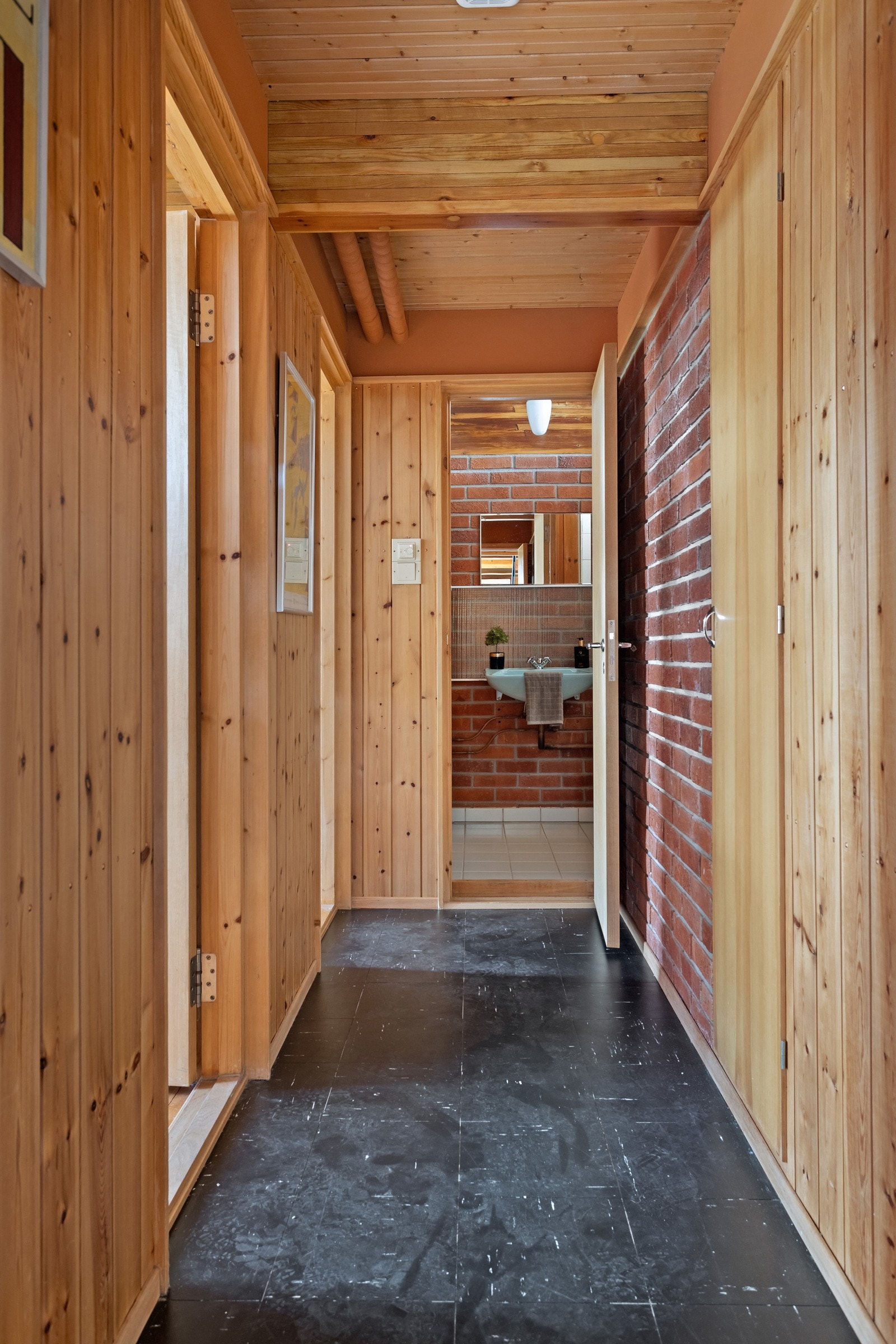 Gang underetasje til soverom og bad. Galleribilde