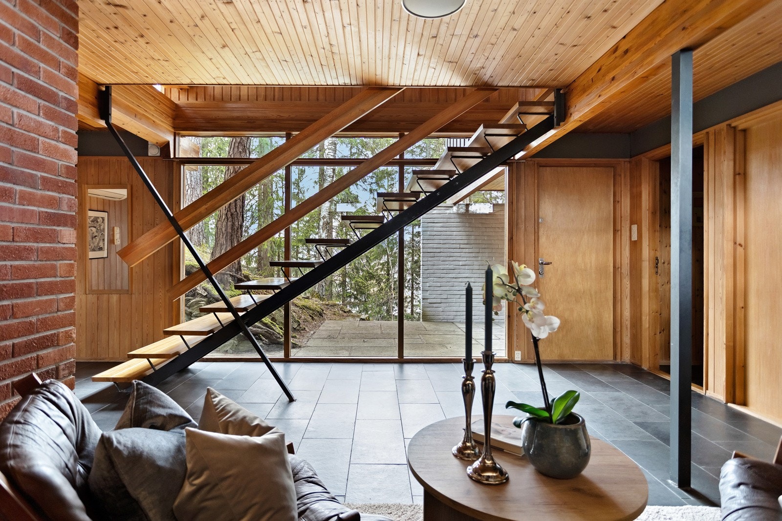 Vi har gleden av å presentere en helt spesiell villa på Jongskollen. Villaen har original utforming med funksjonell planløsning og estetiske detaljer fra byggetid. Velkommen til visning! Galleribilde