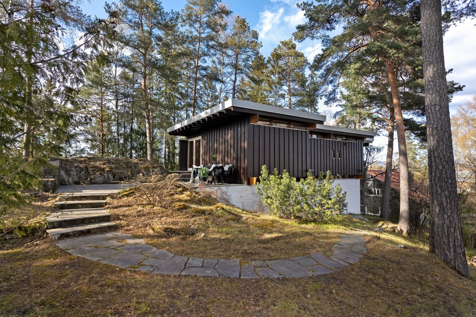 Villaen ligger tilbaketrukket og usjenert på en kolle. Galleribilde