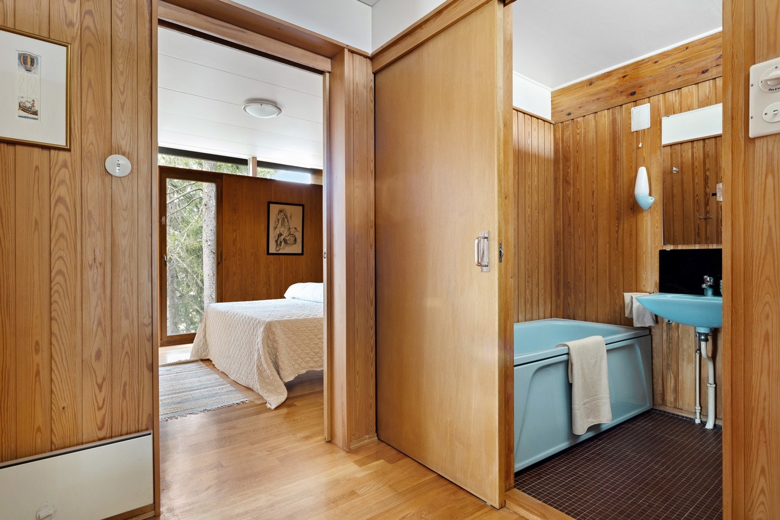 Hovedsoverommet har tilgang til bad gjennom omkledningsrommet. Galleribilde