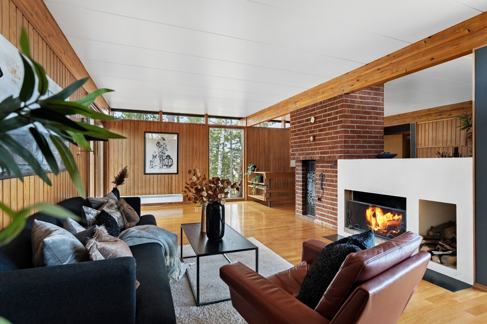 Stuen har murt peis. Galleribilde