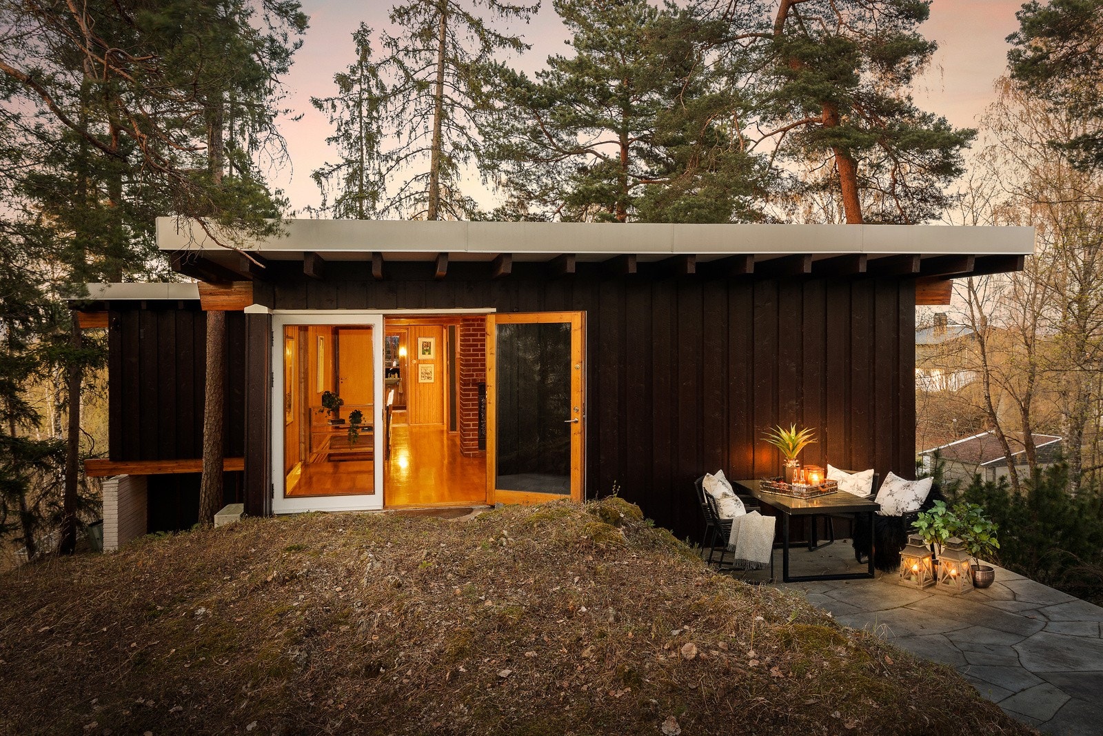 Terrasse og hagen utenfor stuen mot vest. Galleribilde