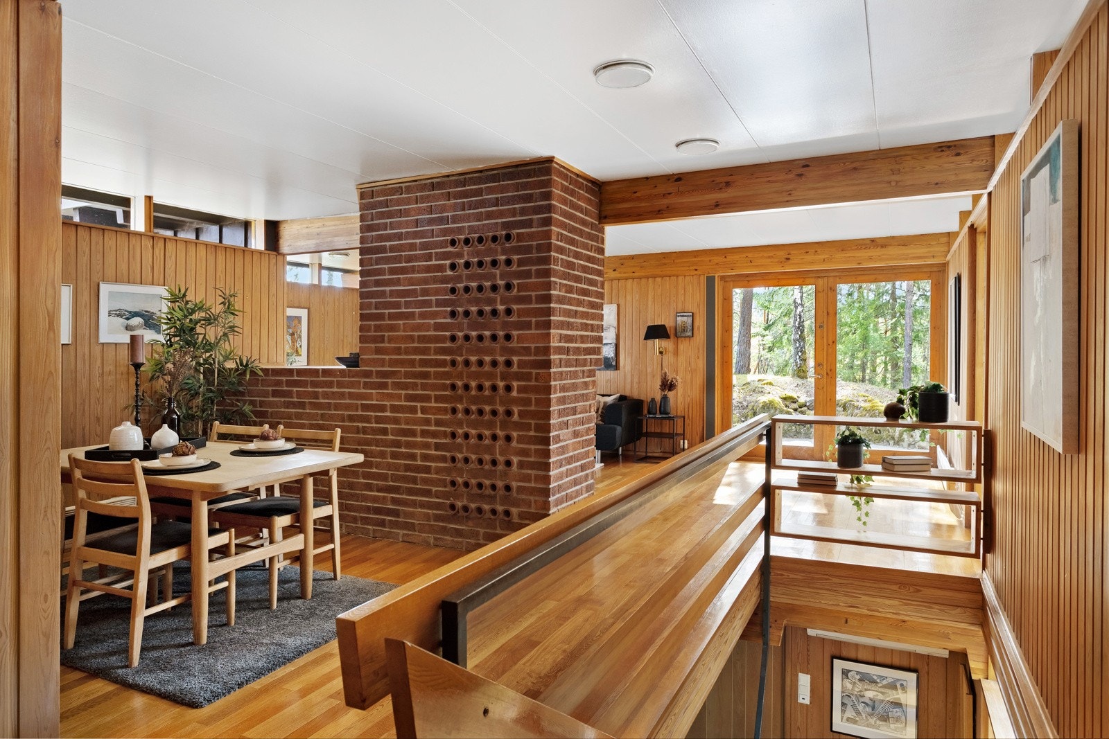 Fin stue avdelt med peis. Galleribilde