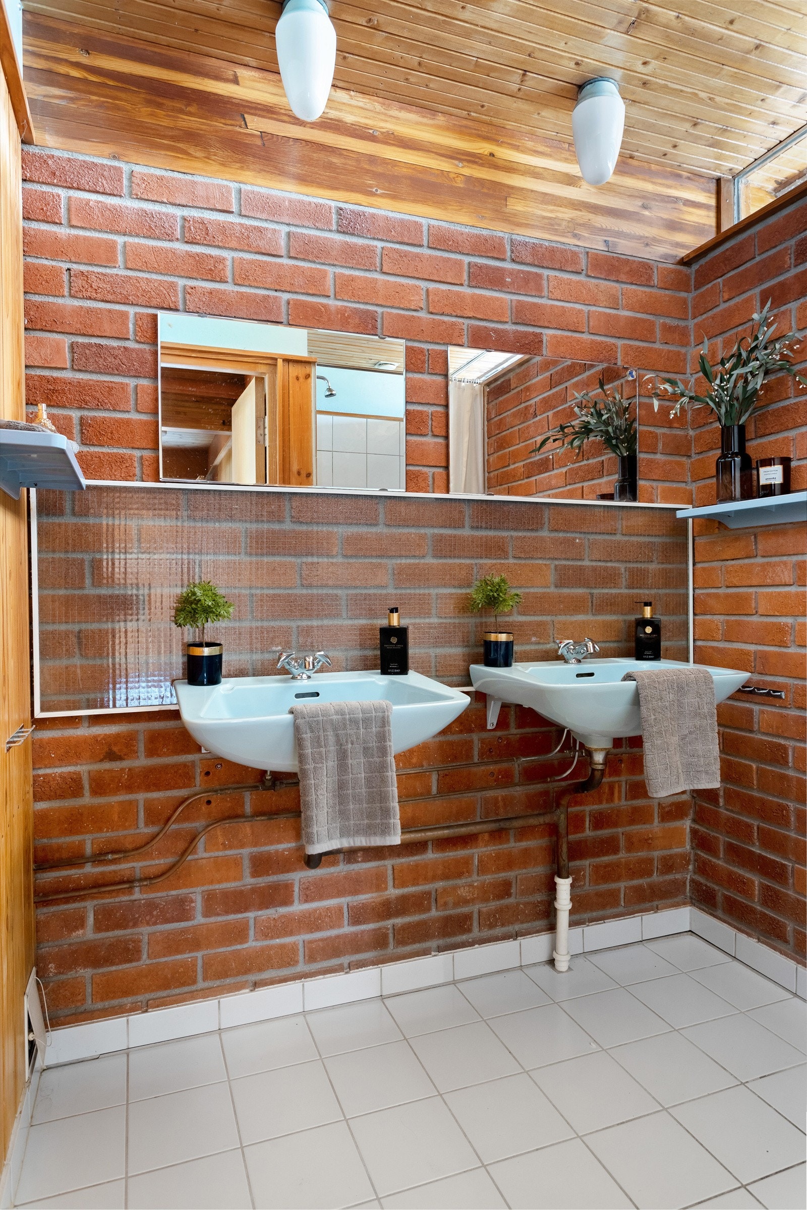 Bad underetasje. 2 vegghengte retro-servanter og speiler med overlys på vegg. Flislagt dusjnisje. Galleribilde