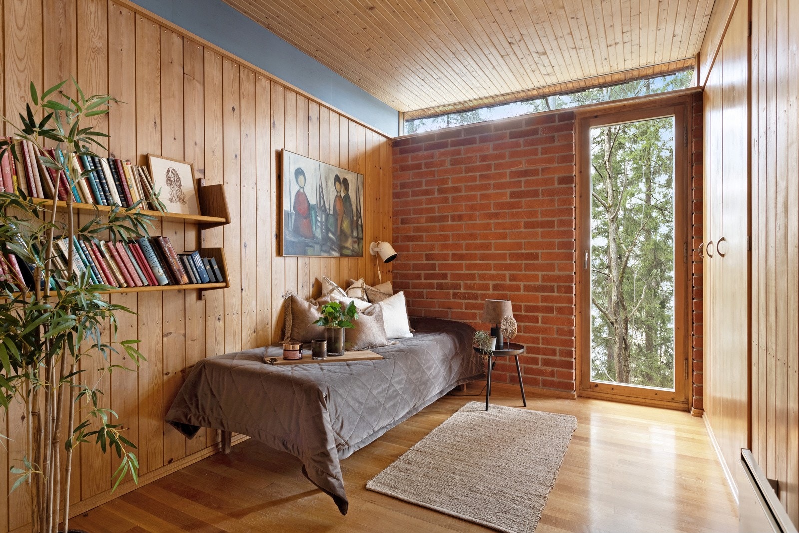 Soverom (1) - underetasje med terrassedør hagen mot nord. Galleribilde