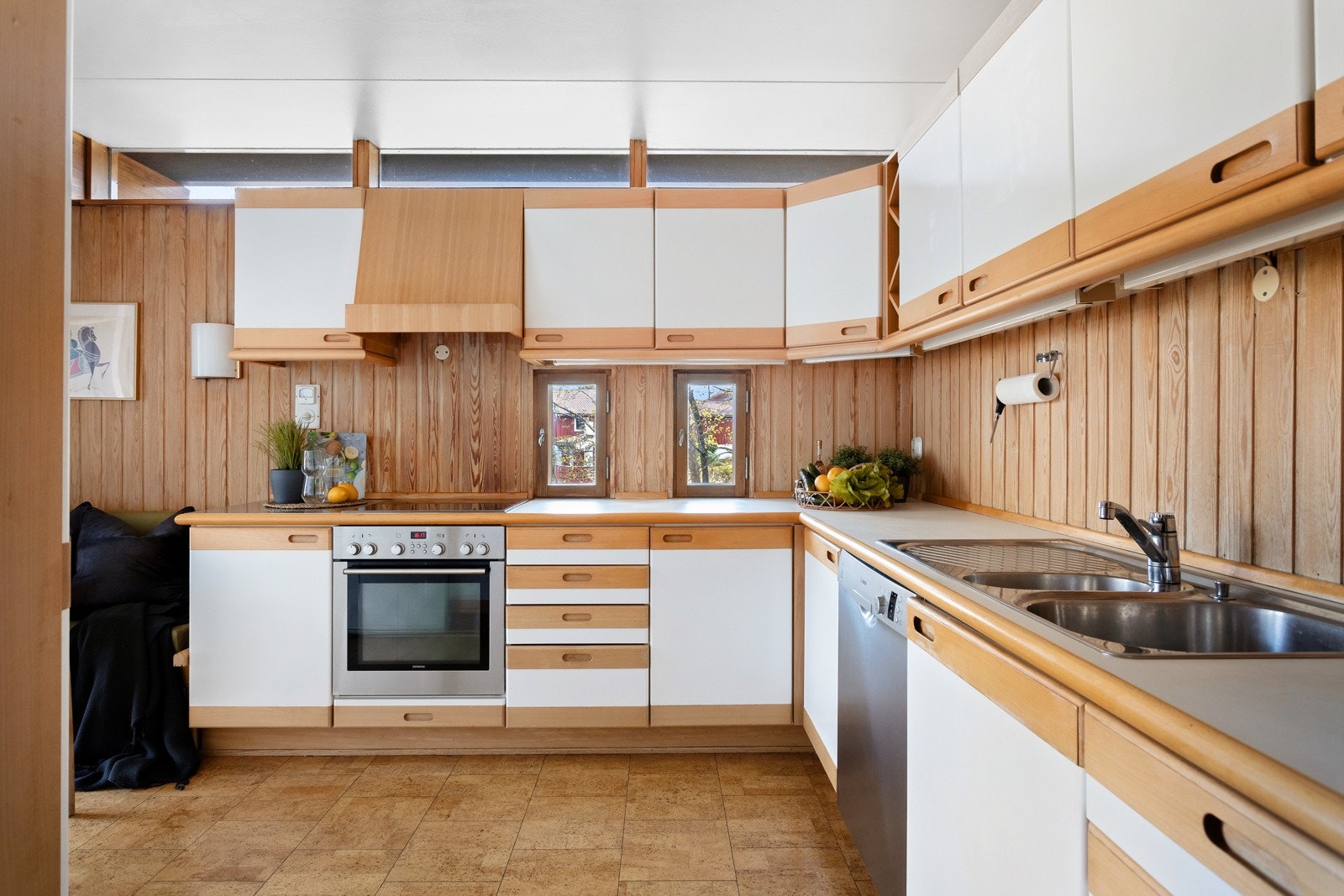 Koselig kjøkken tilknyttet balkong med fjordutsikt. Galleribilde