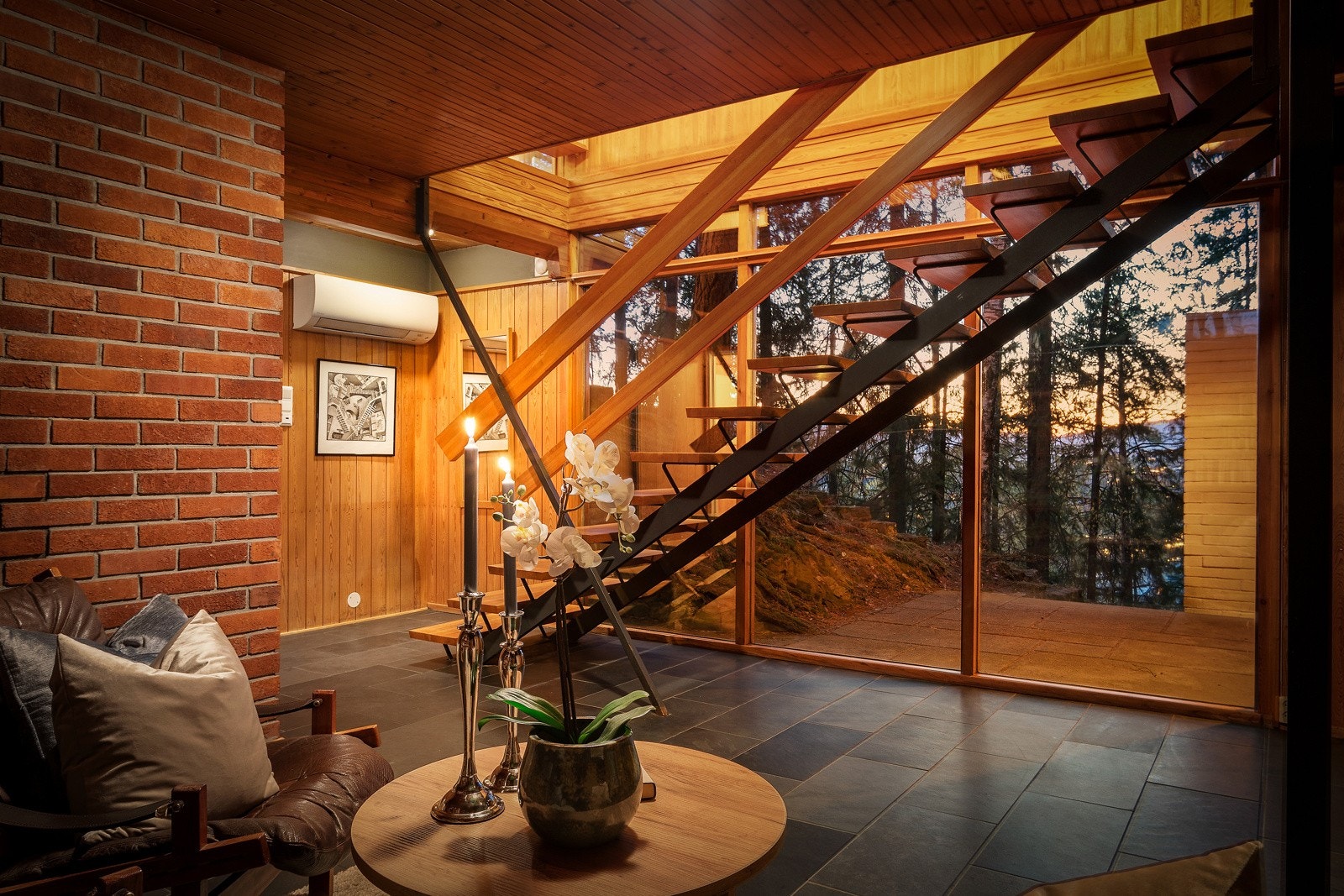 Vakkert! Kjellerstuen har store vindusflater mot skogen på nordsiden av huset. Dette skaper en helt spesiell atmosfære. Galleribilde