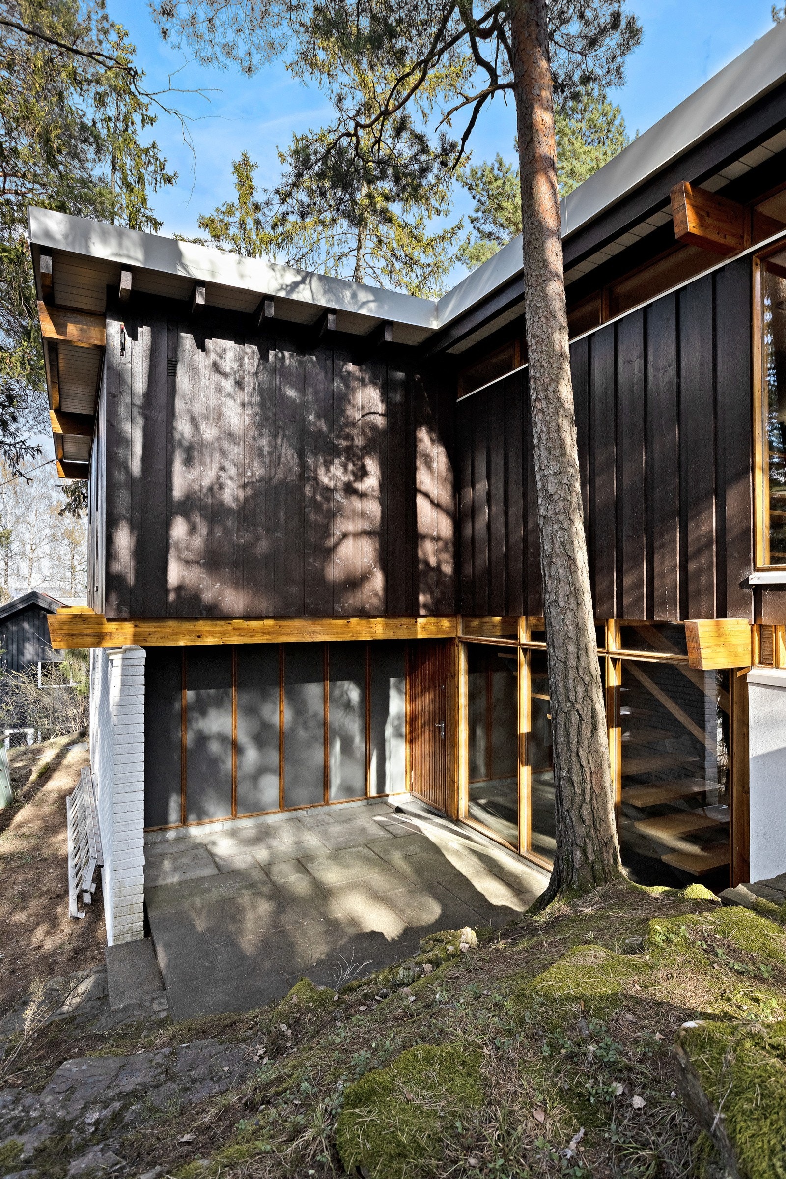 Uteplassen mot nord er tilknyttet kjellerstuen. Her sitter man skjermet og i skyggen på varme dager. Galleribilde