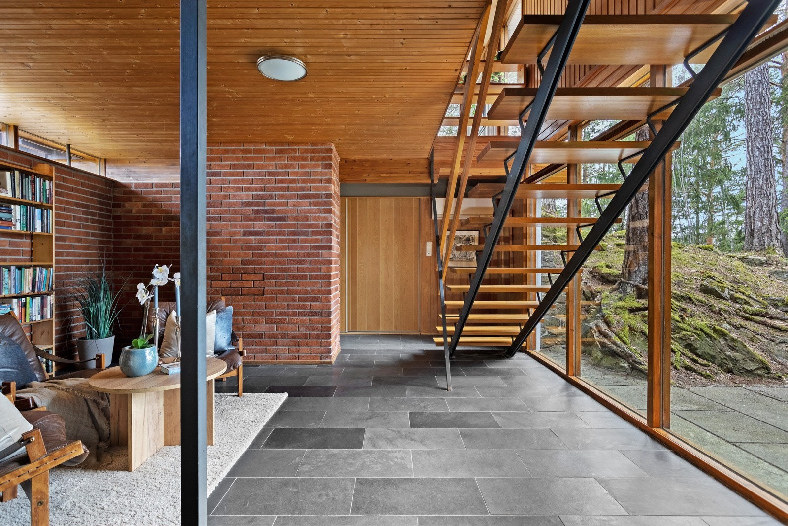 Kjellerstuen er like fin i dagslys. Utgang til uteplass mot nord. Galleribilde