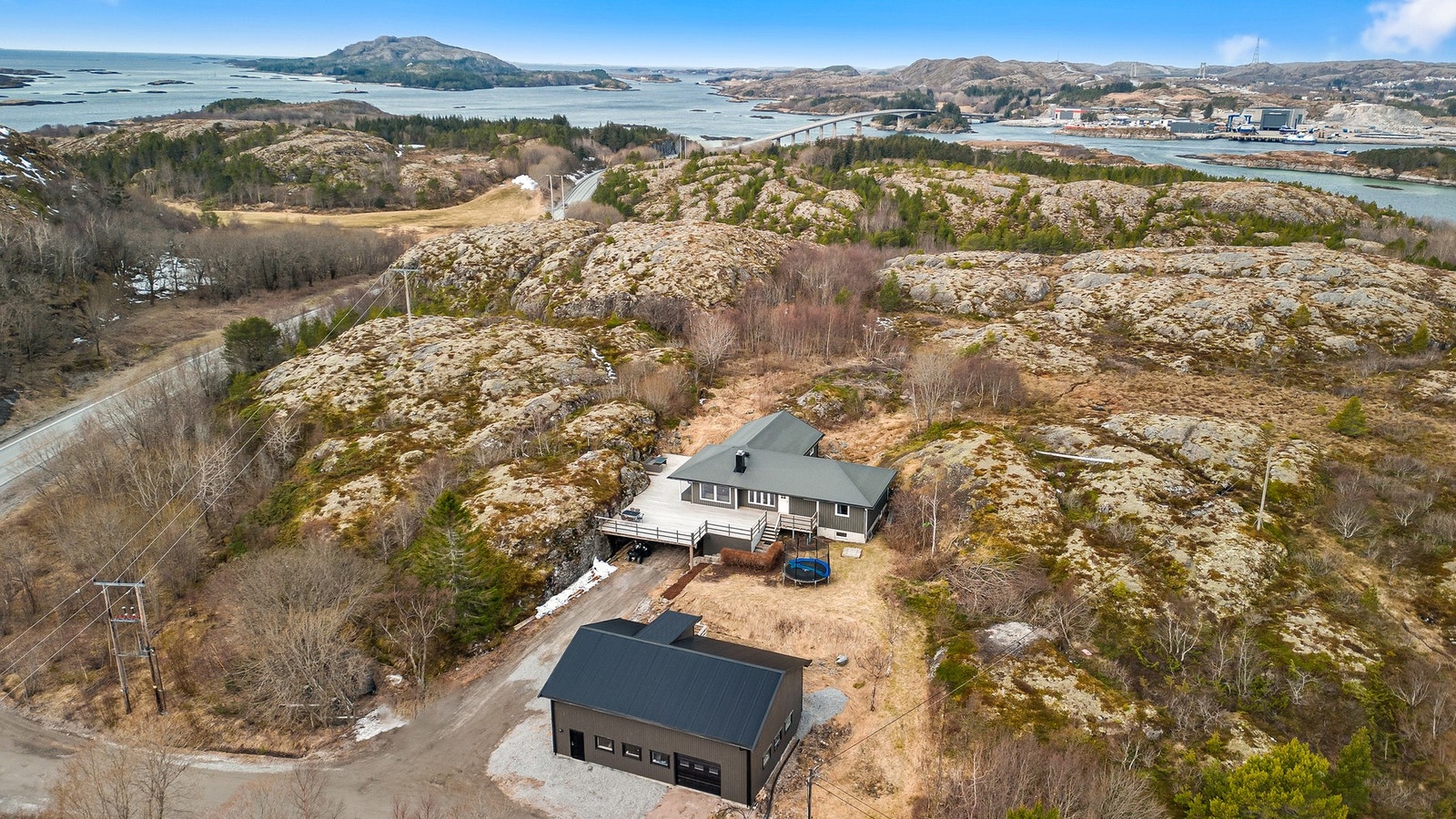 Gode parkeringsmuligheter i garasje og gårdsplass. Galleribilde