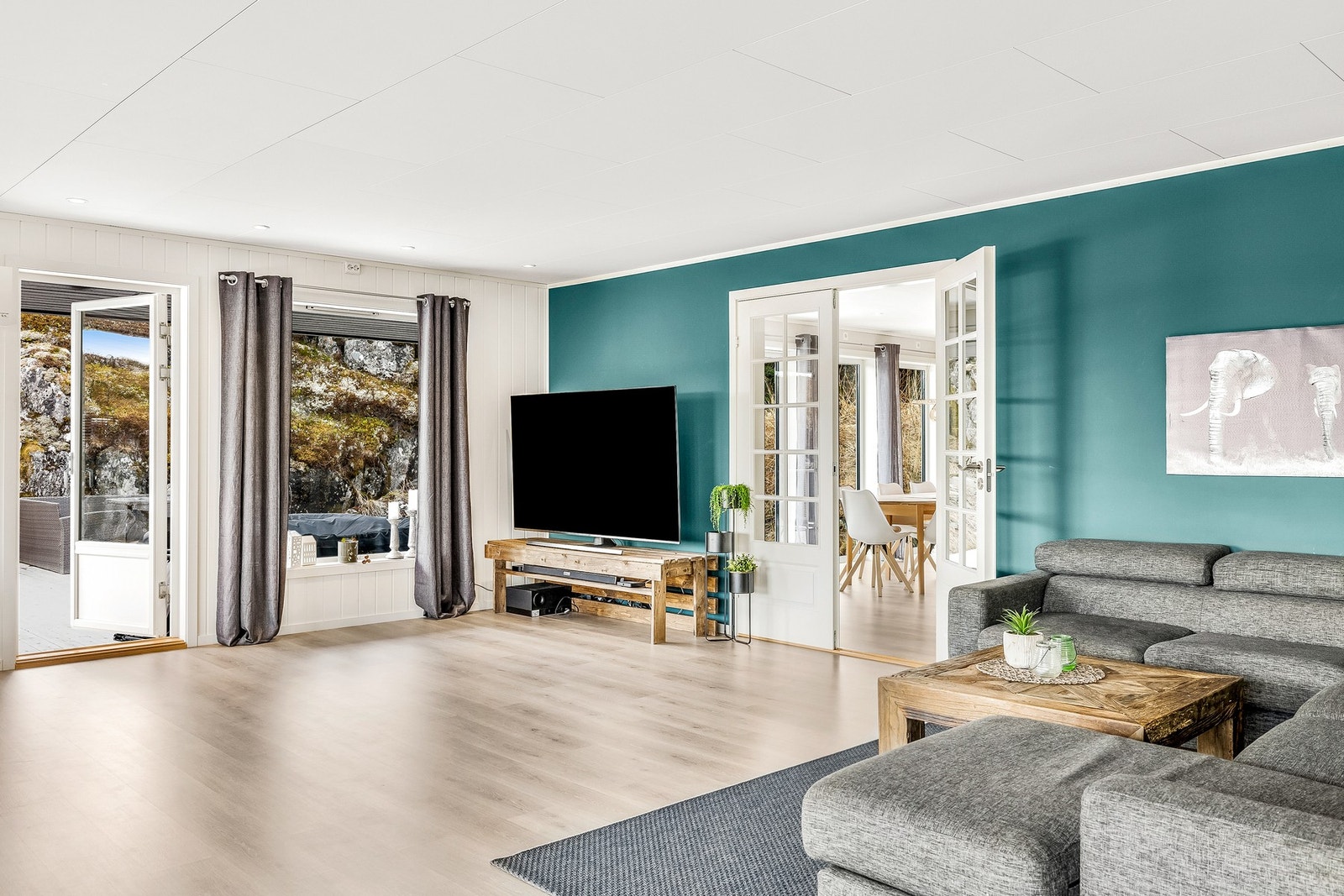 Fra stue og kjøkken er det adkomst til romslig veranda Galleribilde
