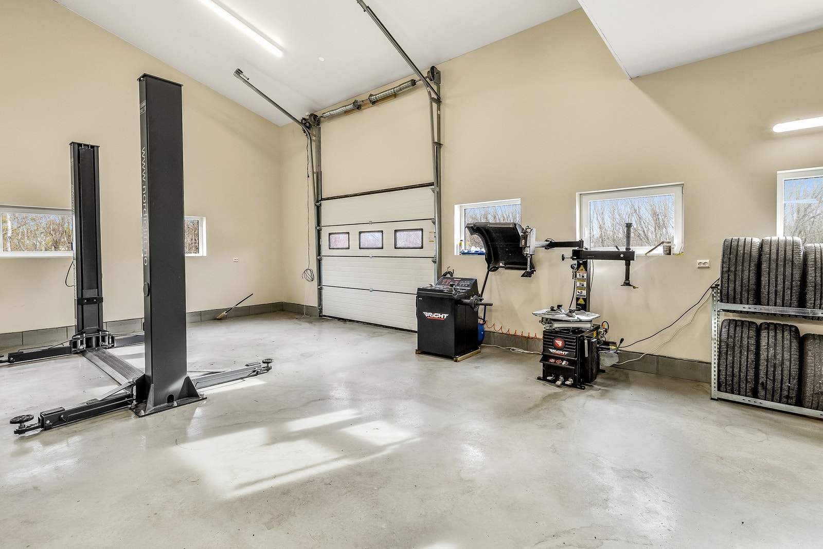 Garasjeporter av isolert metall med elektrisk åpner Galleribilde