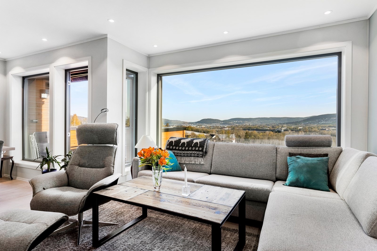 Med store vinduer trekkes både lys og utsikt inn i leiligheten. Utvendige screens for solskjerming Galleribilde