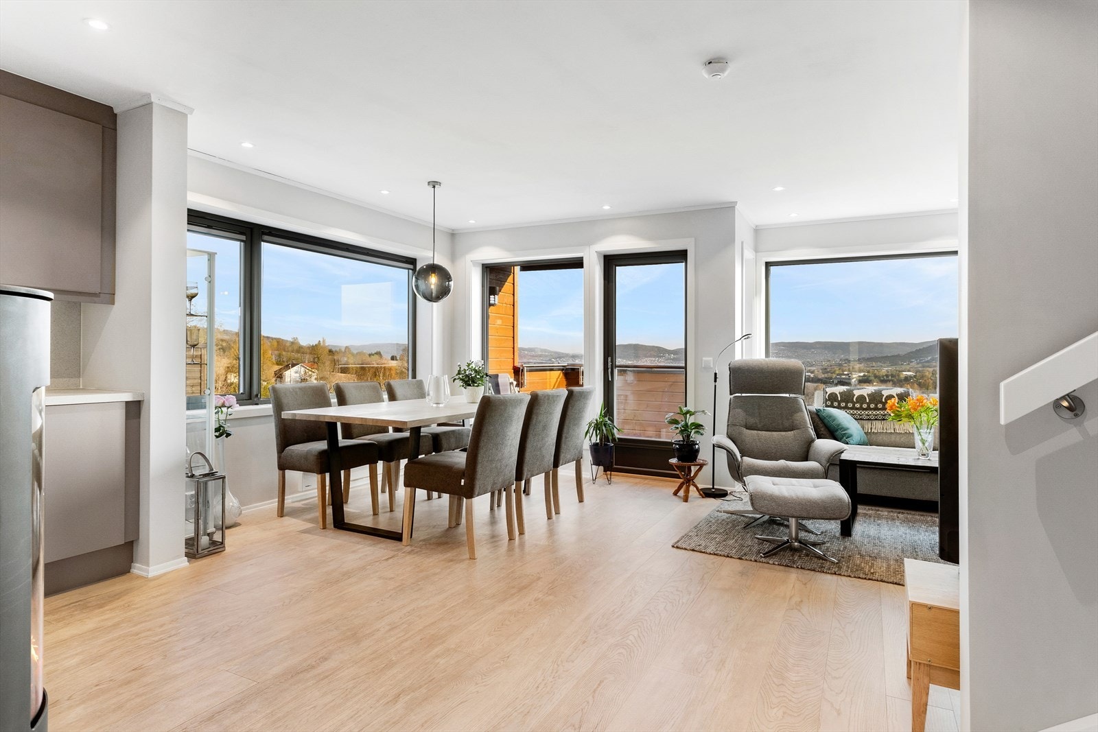 God plass til både spisestue og dagligstue Galleribilde