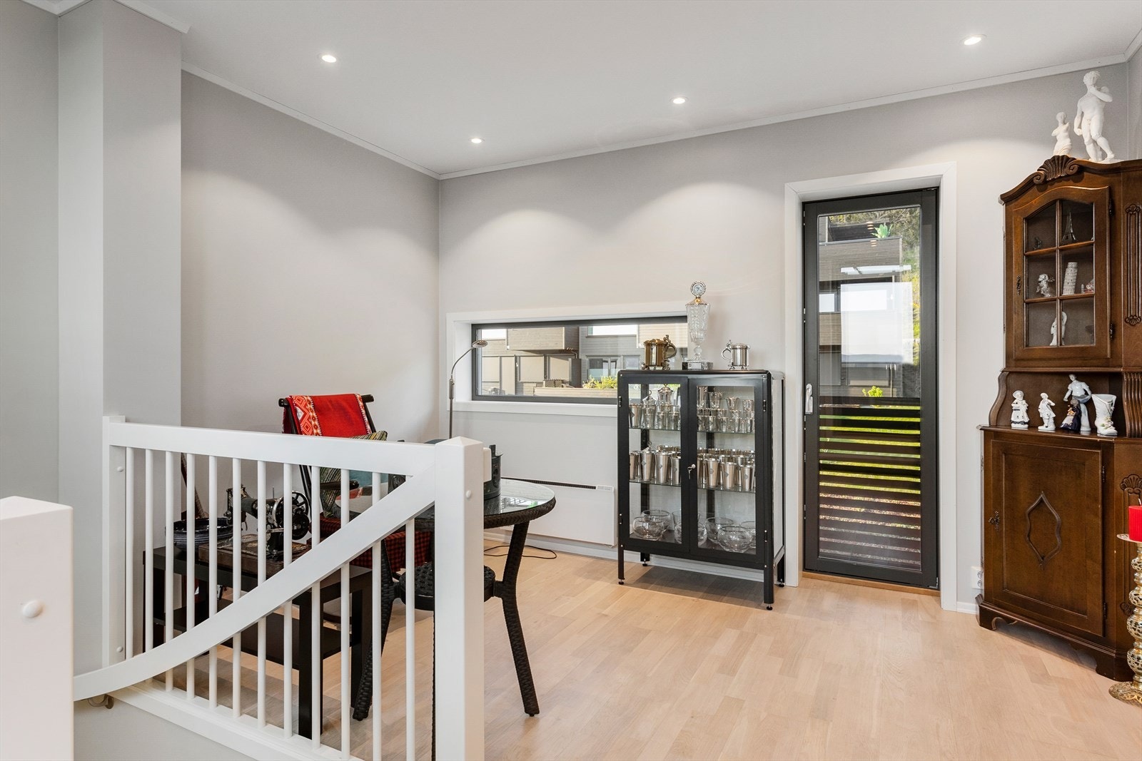 Enhver familie setter pris på to stuer i boligen som gir mulighet for å dele seg når det er behov for det. Lufting med fransk balkong på østvendt side Galleribilde