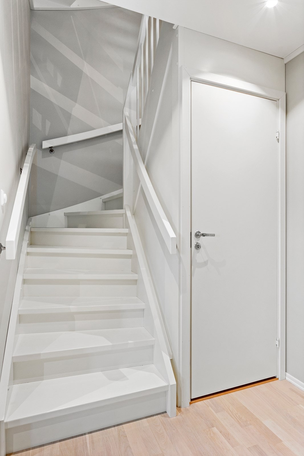 Oppbevaring under trapp Galleribilde