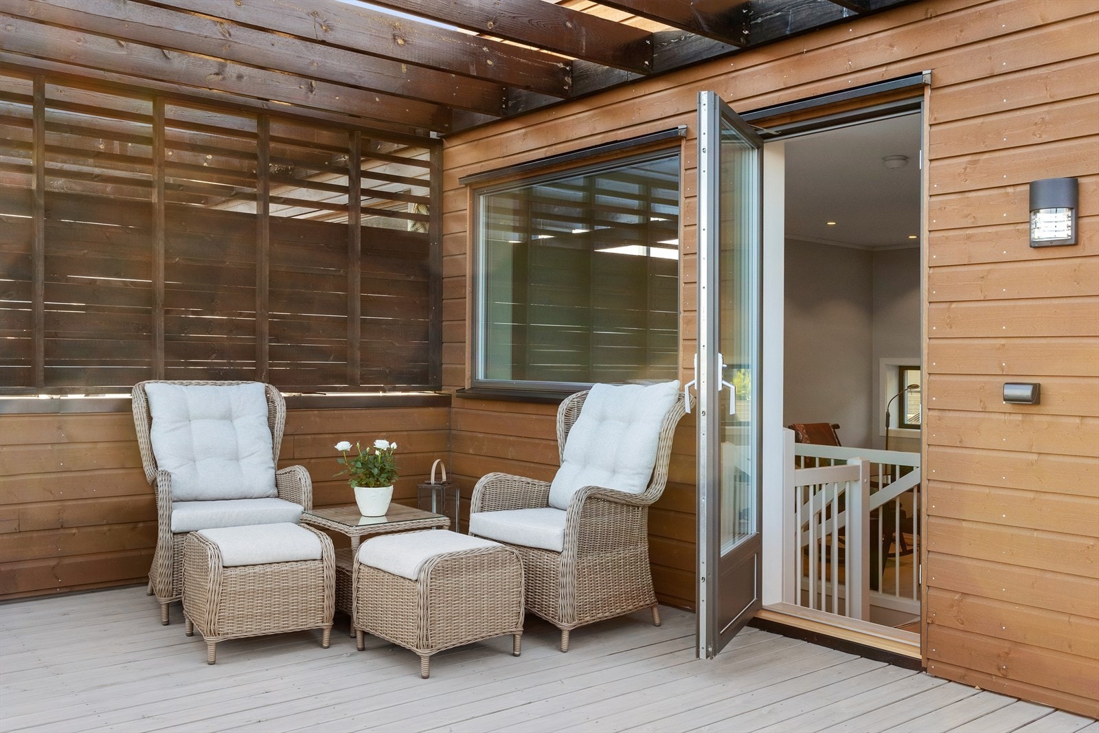 Fra stuen i 2. etasje er det utgang til en herlig takterrasse Galleribilde