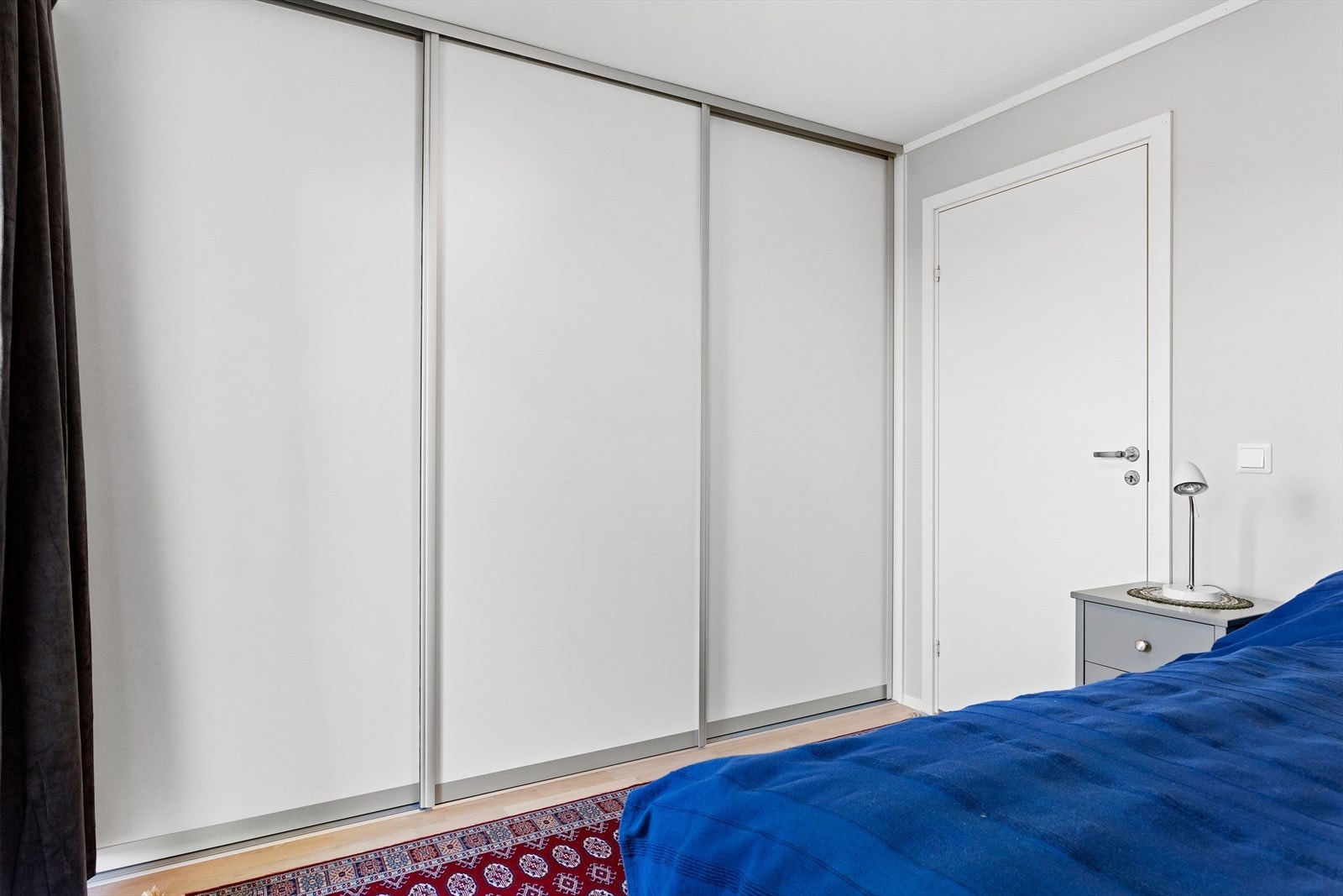 Romslig skyvedørsgarderobe Galleribilde