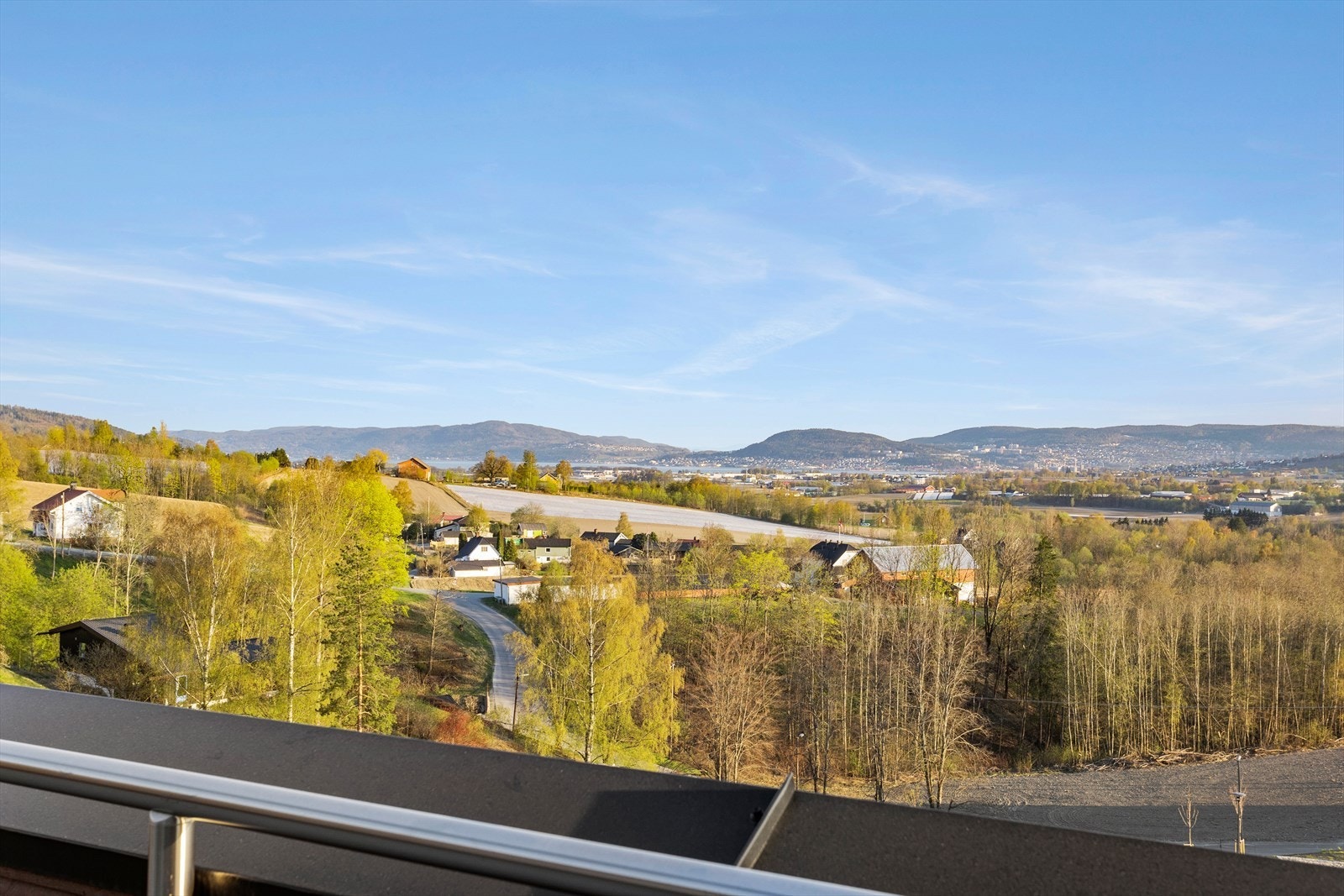 Utsikten strekkes seg fra Drammensfjorden og oppover Lierdalen Galleribilde