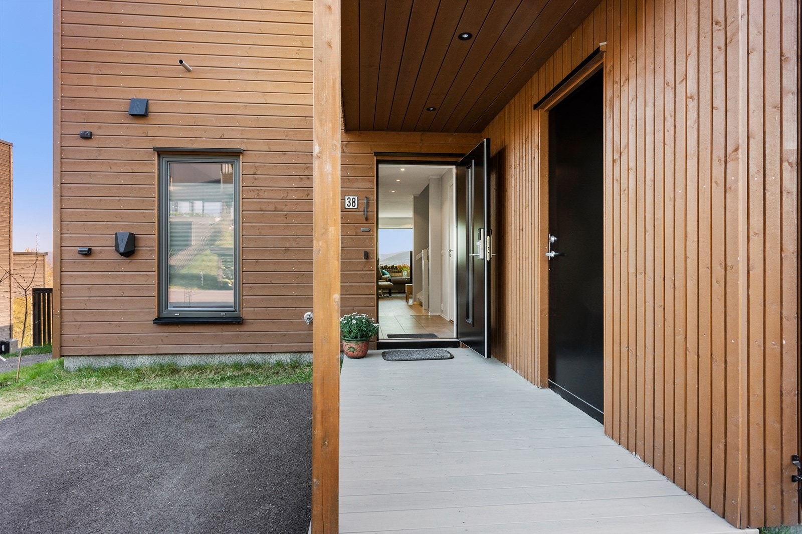 Praktisk entré midt i boligen med enkel adkomst. Utvendig sportsbod. El-bil lader ferdig montert Galleribilde