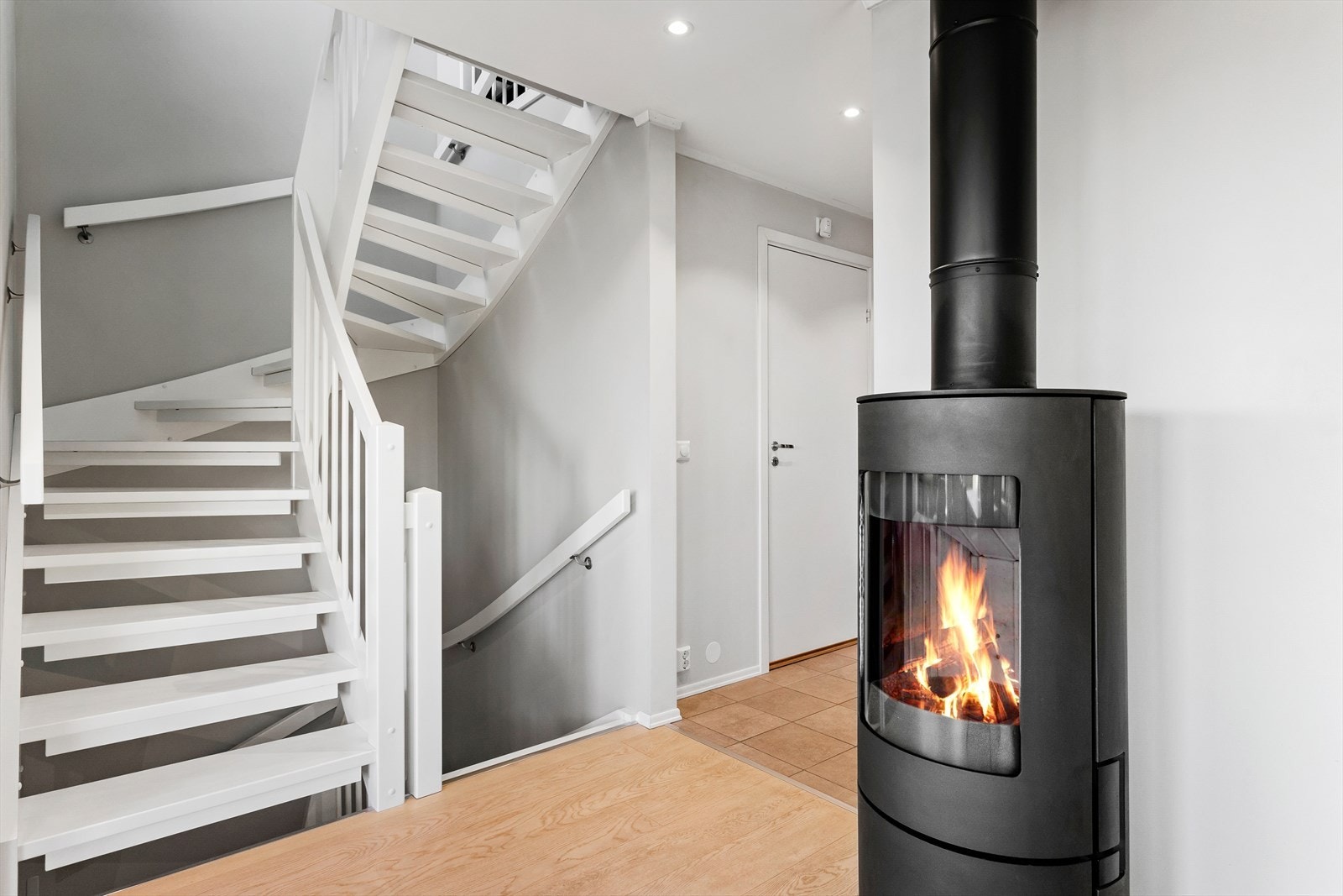 Oppvarming med rentbrennende vedovn sikrer effektiv energikilde på ekstra kalde dager eller bare for kosens skyld Galleribilde