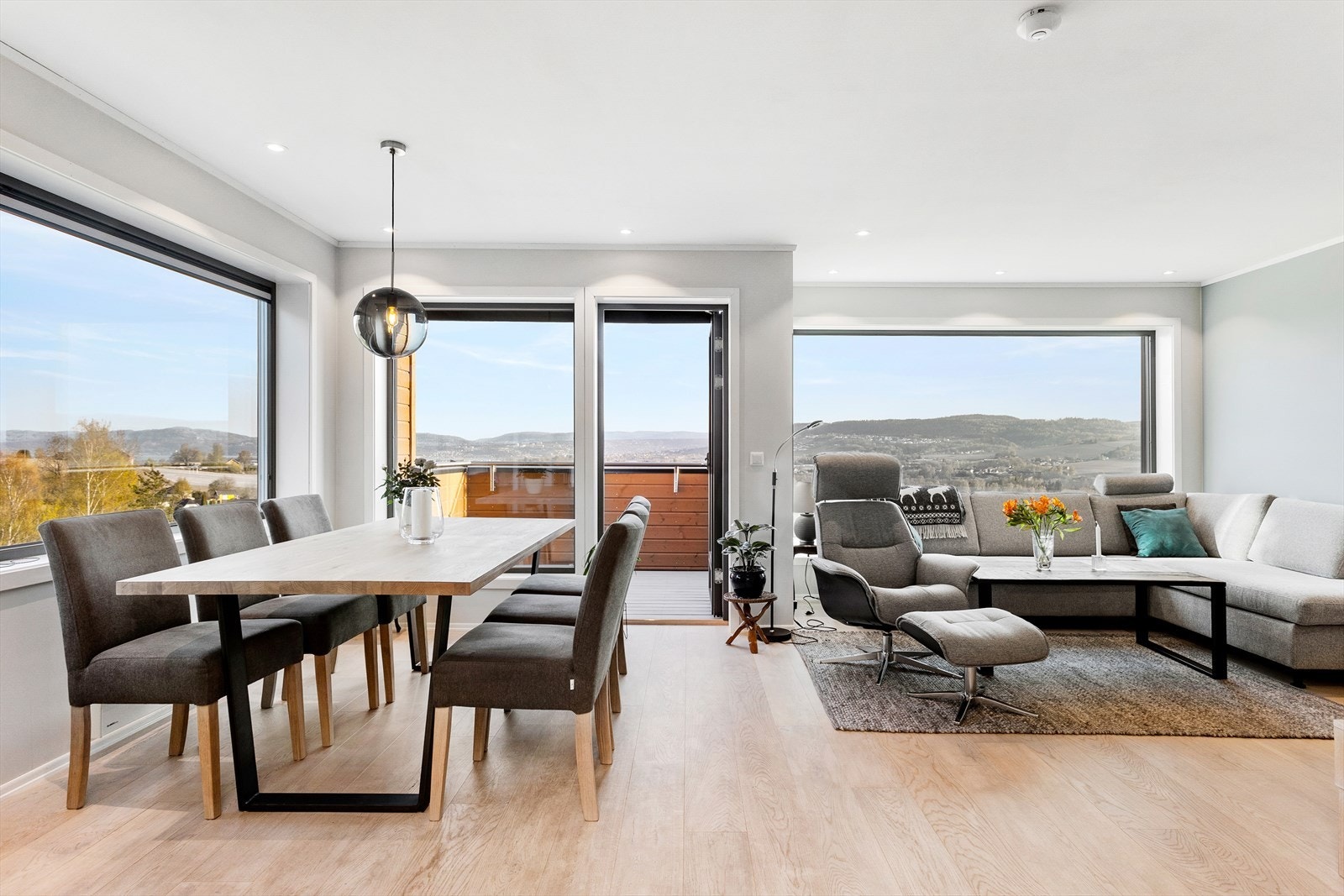 Utgang til uteplass i alle etasjeplan Galleribilde