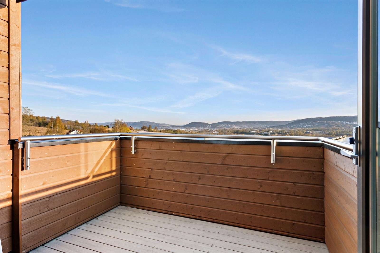 Balkong fra stue. solskjerming med markise Galleribilde