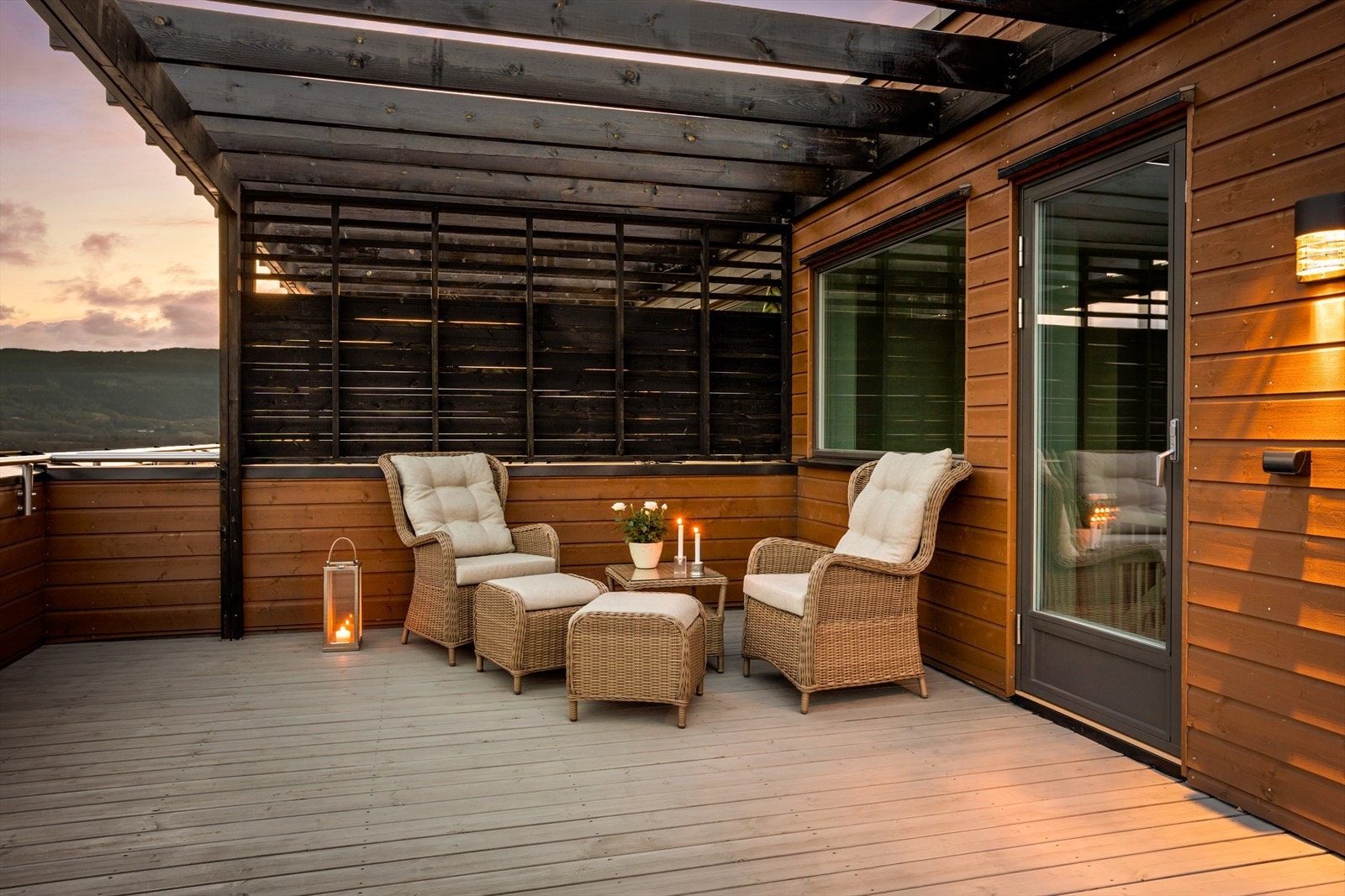 Boligen har en fin utforming med de fleste rom fordelt på 2 plan og med tillegg av en råflott takterrasse med stue innenfor i 3. plan Galleribilde