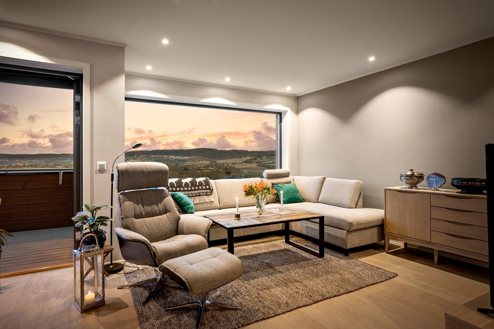 utsikten kan også nytes fra stuen gjennom store vinduer mot sydvest Galleribilde