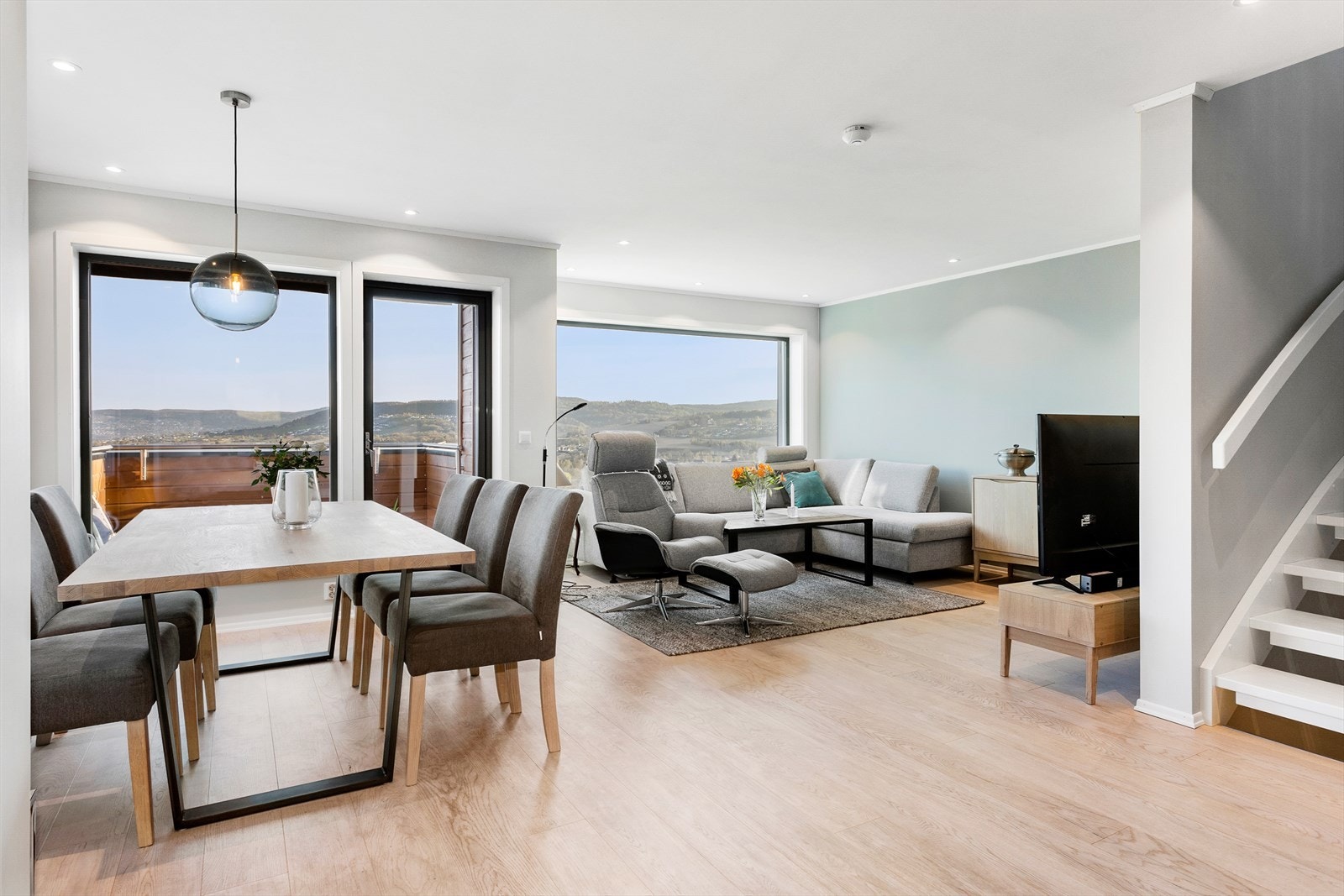 Fint moderne uttrykk med slette flater malt i lyse og duse farger. Pent 1-stavs eikeparkett Galleribilde