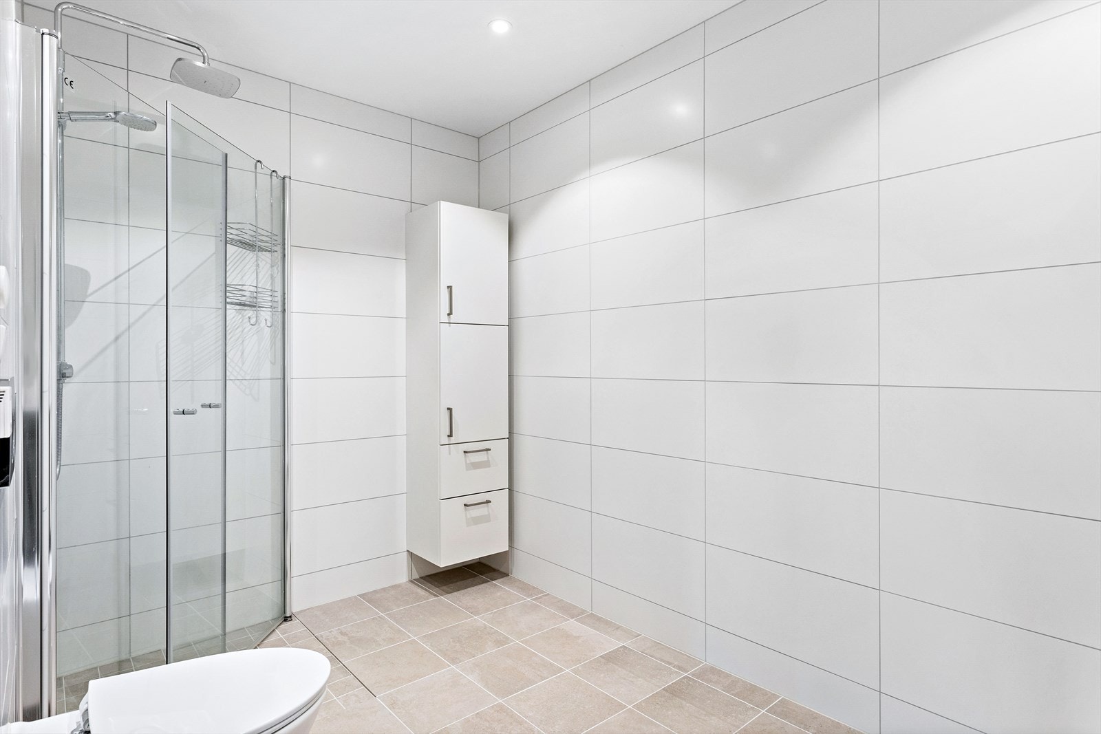 Badet i underetasjen har fin størrelse og er kombinert med vaskeromsløning Galleribilde