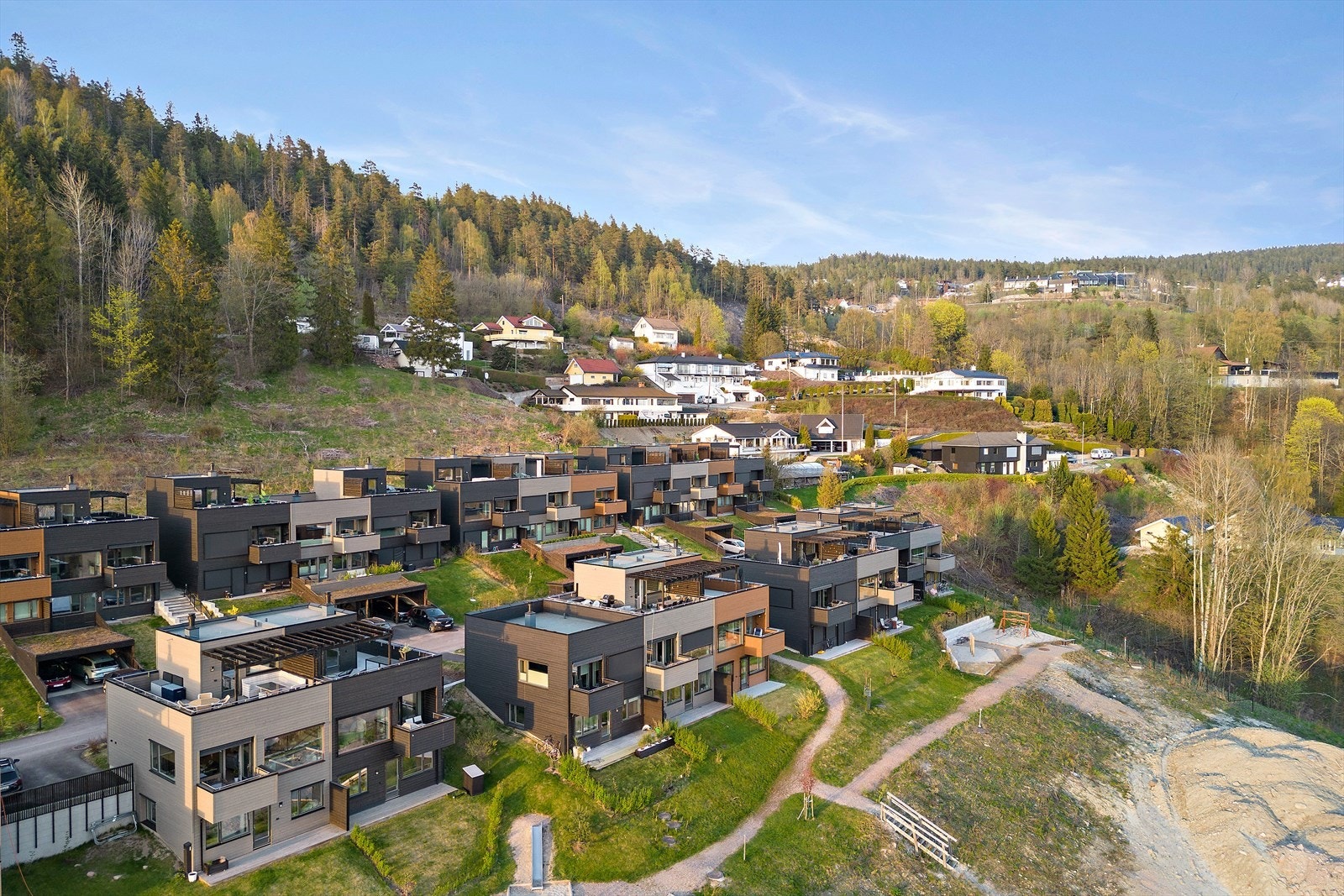 Fine nærlekeplasser rundt på feltet. Flere fin rekreasjonsmuligheter med blant annet stier rett opp i skogen Galleribilde