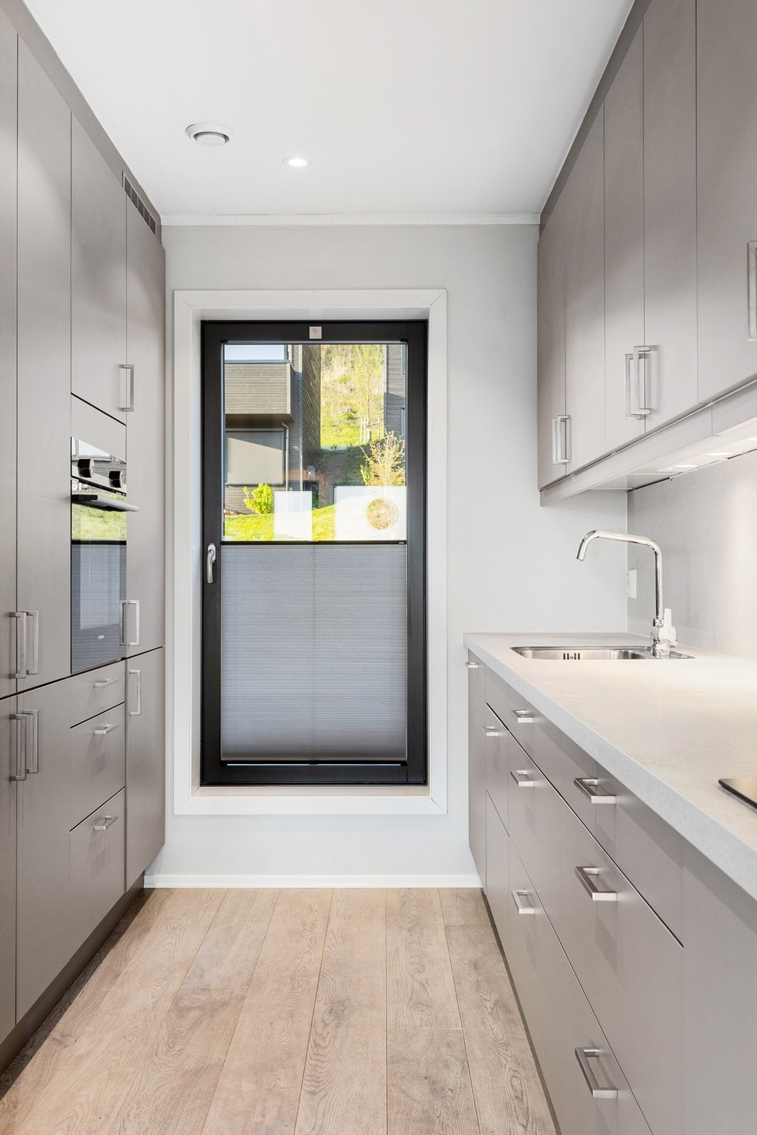 Gjennomlys med vindu i enden av kjøkkenet Galleribilde