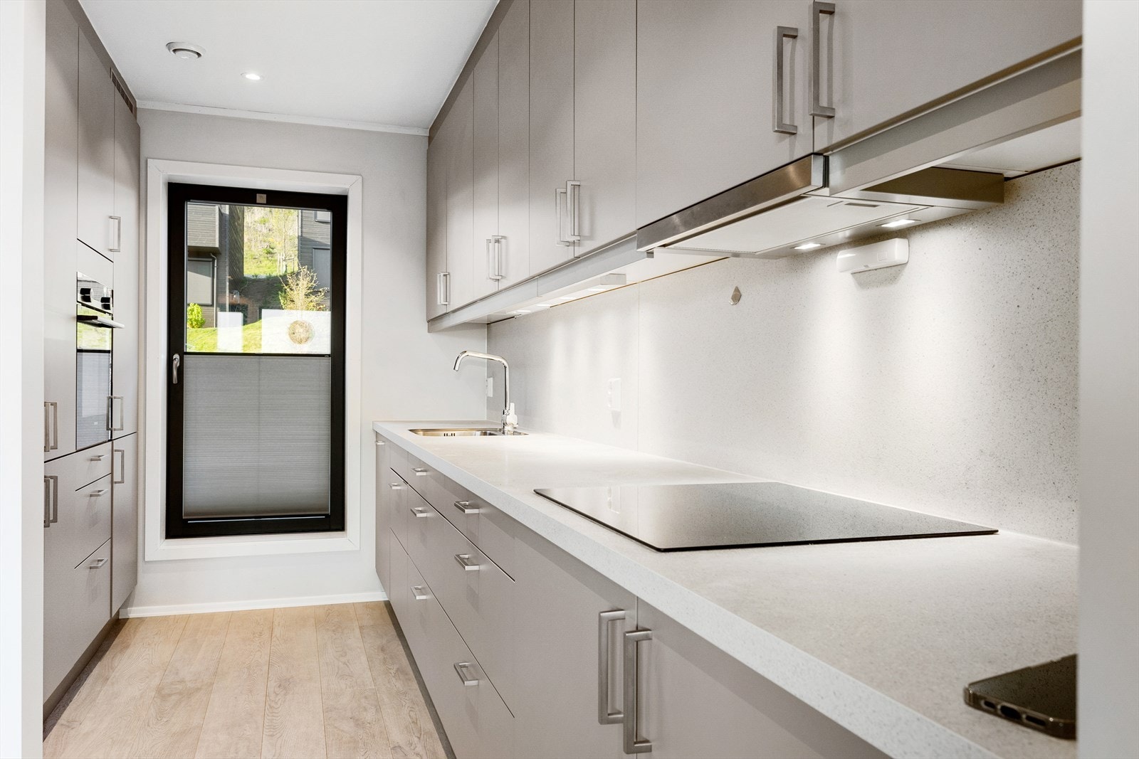 Innholdsrikt Sigdalkjøkken med takhøye skap og godt med oppbevaring Galleribilde