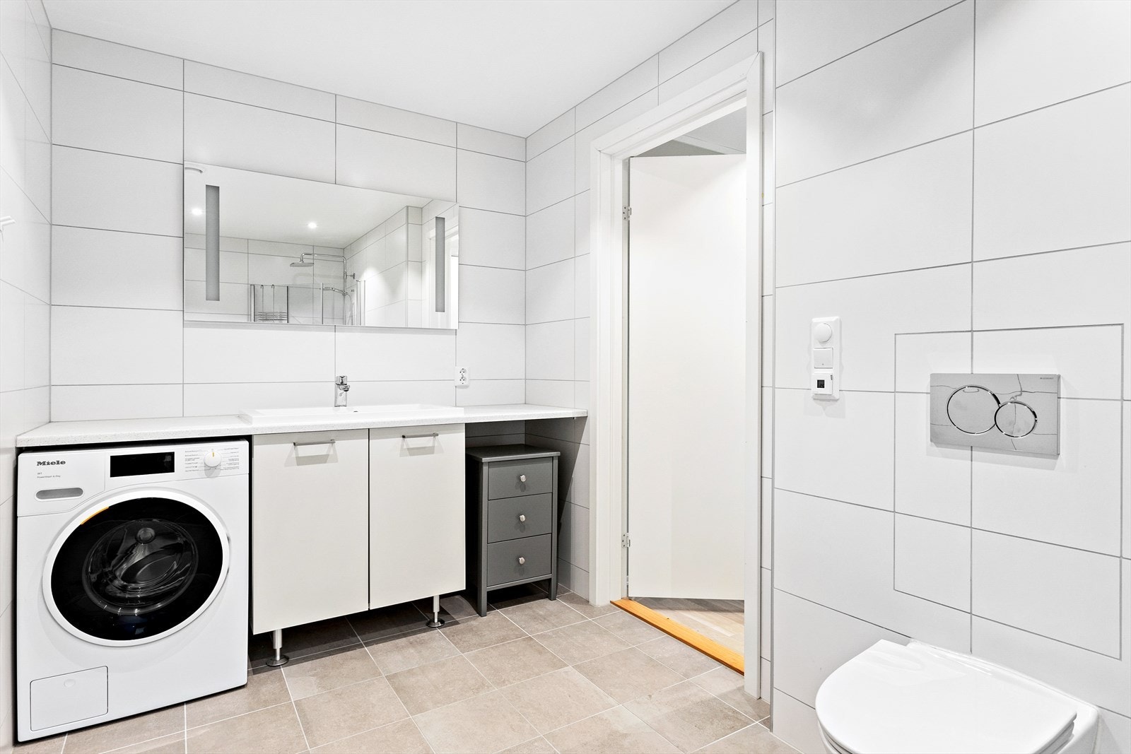 Avsatt plass for vaskemaskin og tørketrommel under praktisk heldekkende benkeplate Galleribilde