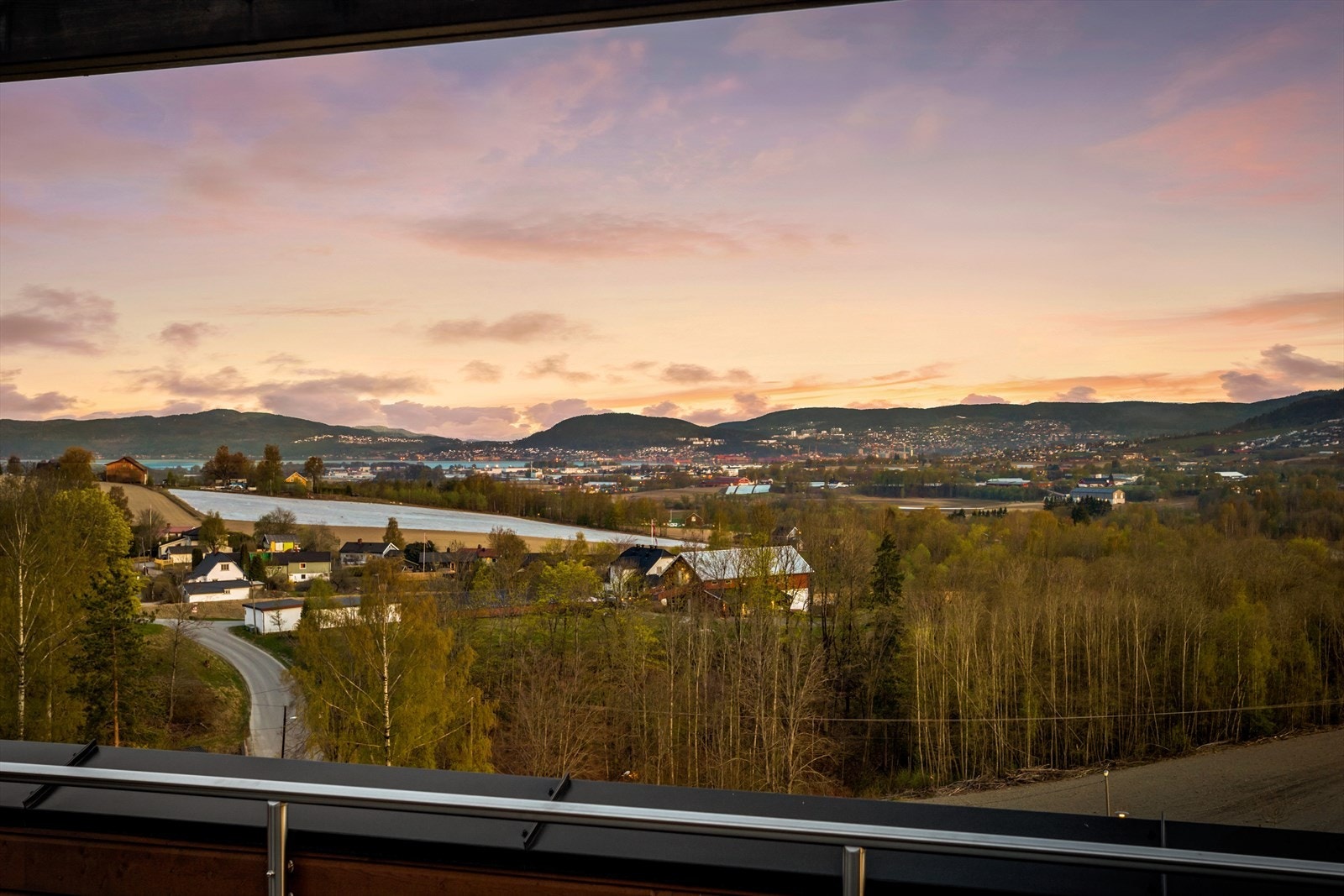 Fri uhindret utsikt helt til Drammen som byr på et fantastisk lysbilde på kveldstid Galleribilde